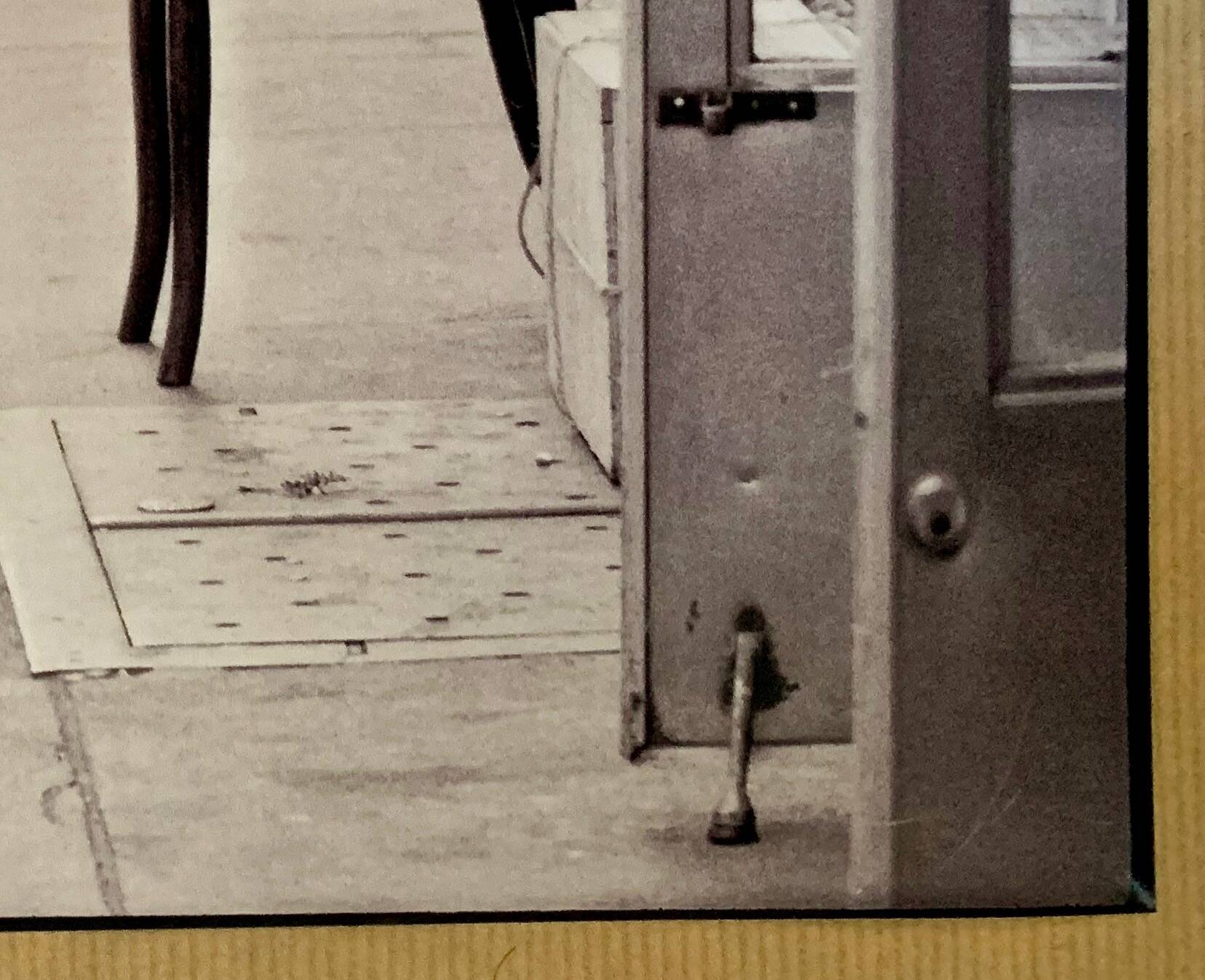 Photo of New York, Cat with rolling eyes in front of a shoe shine, 1960