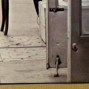 Photo of New York, Cat with rolling eyes in front of a shoe shine, 1960