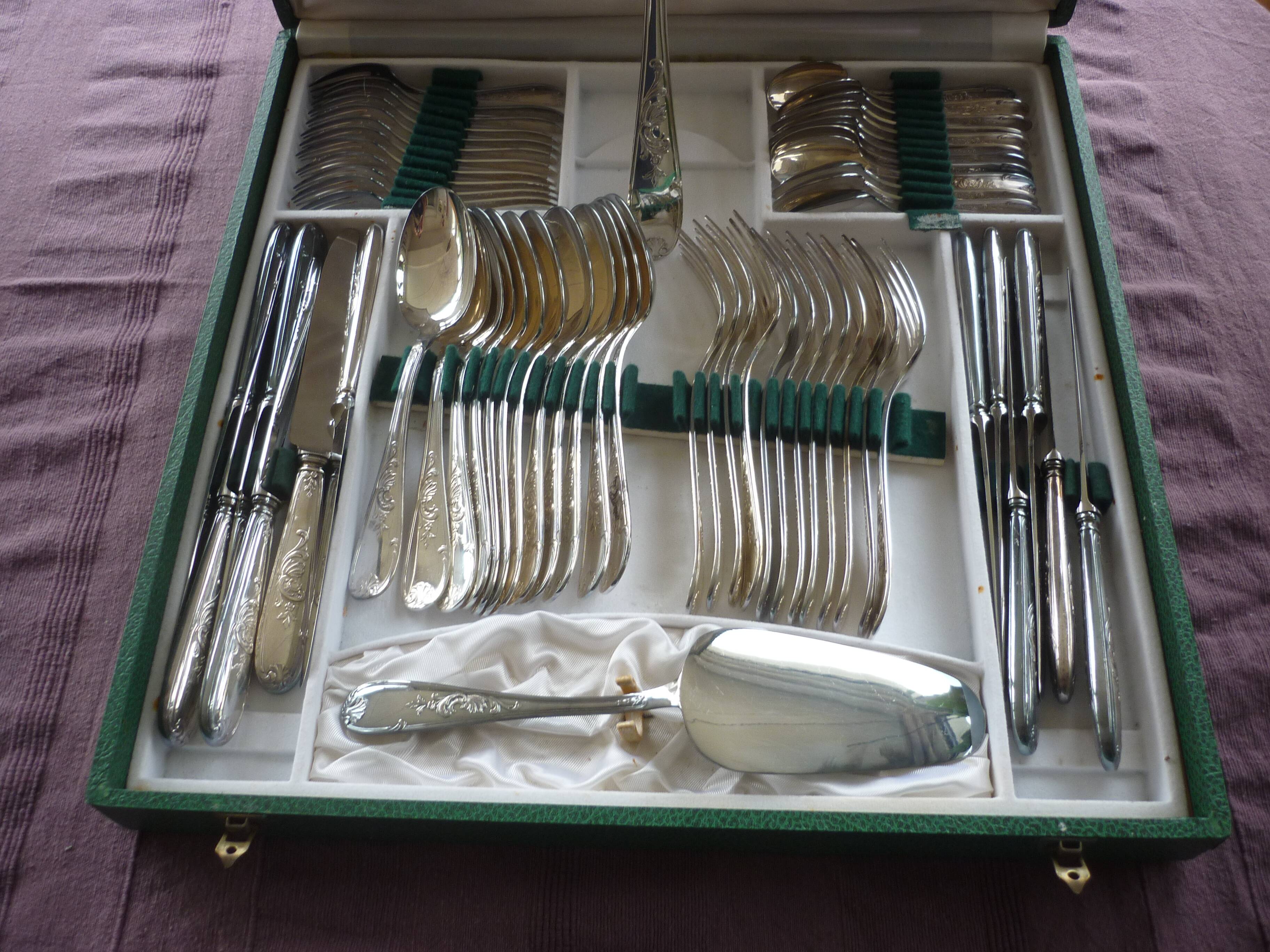 Cutlery set of 62 pieces in silver metal
