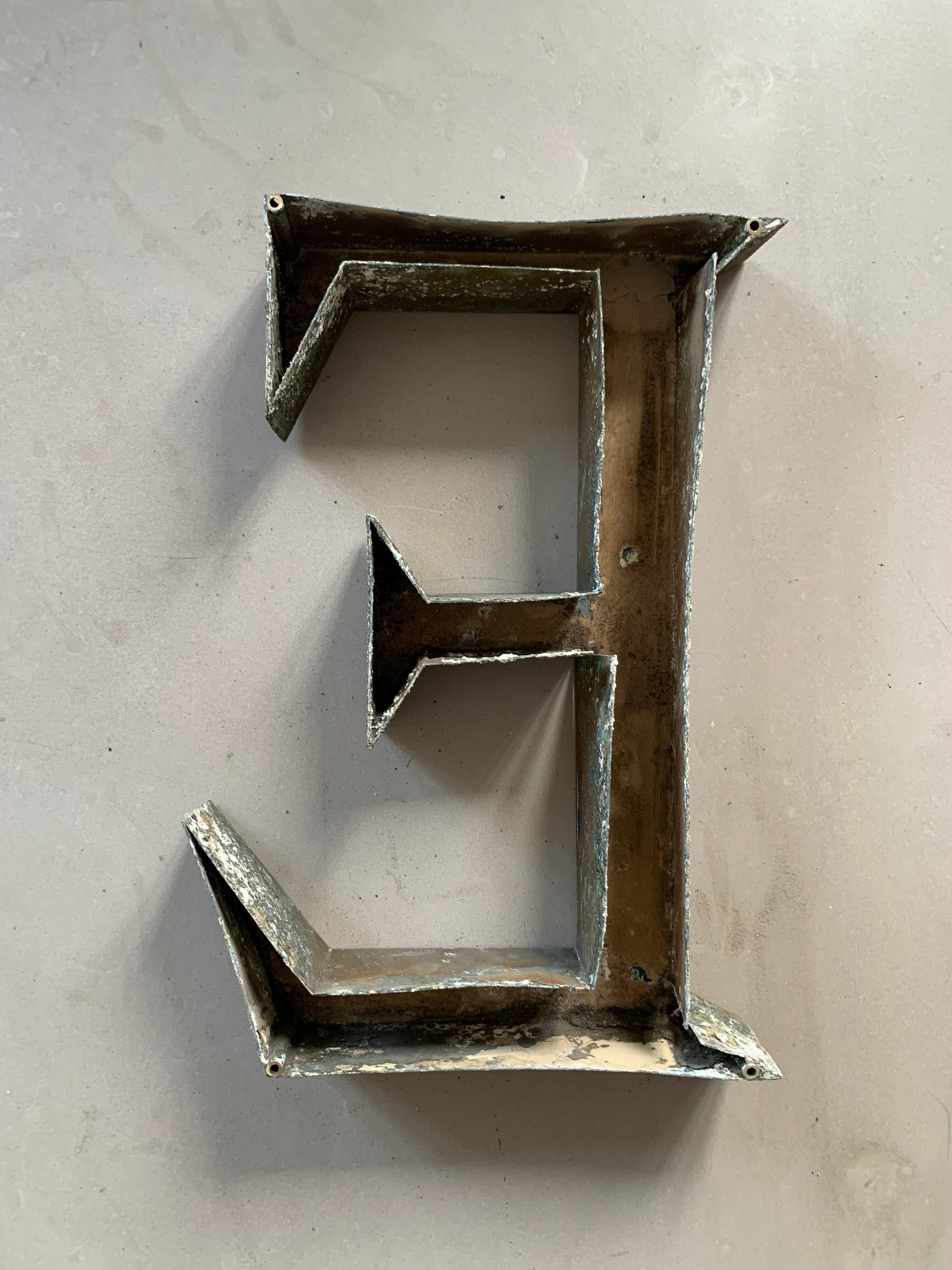 Lettre d’enseigne ancienne E