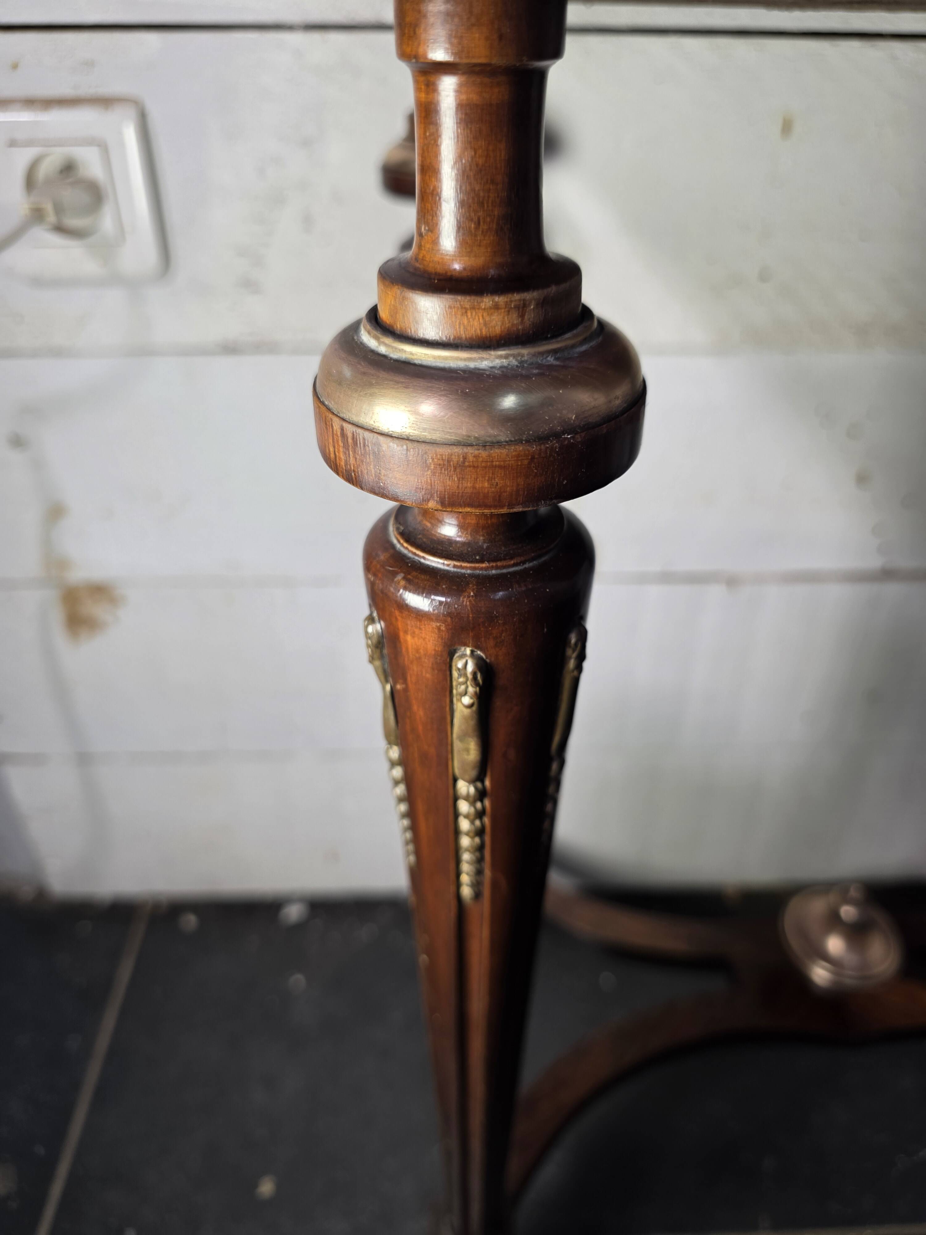 Napoleon III hairdresser in walnut and brass marquetry from the 19th century.
