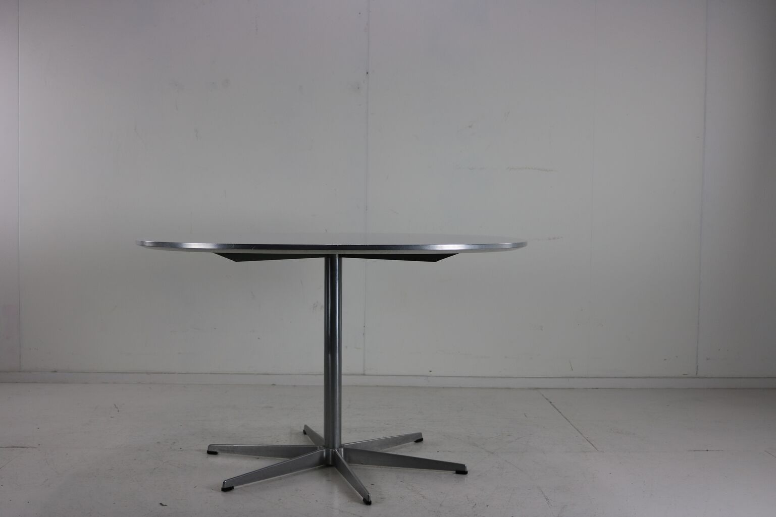 Fritz hansen dining table by arne jacobsen