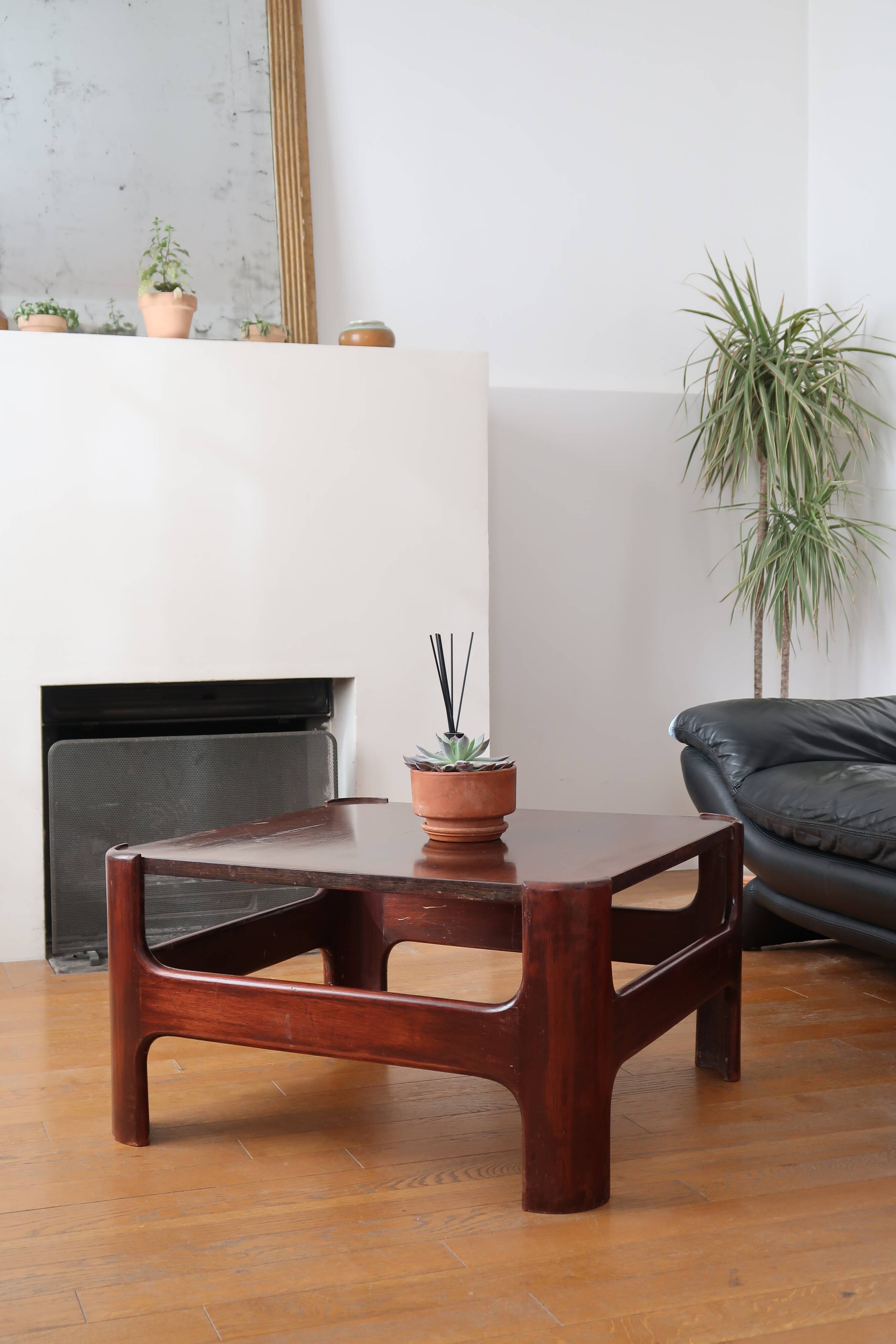 Table basse carré moderniste