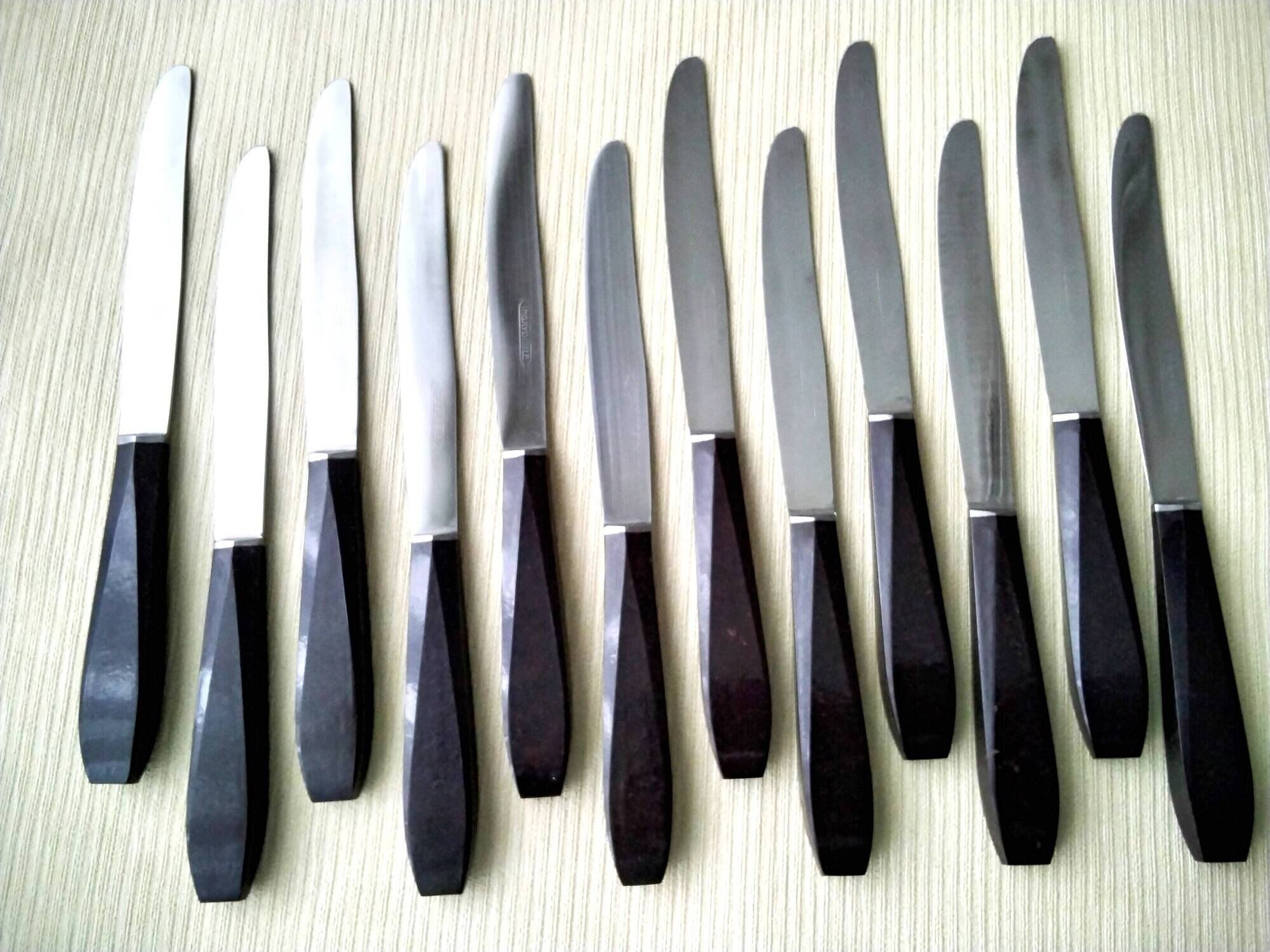 Box of 12 vintage table knives in stainless steel and brown bakelite