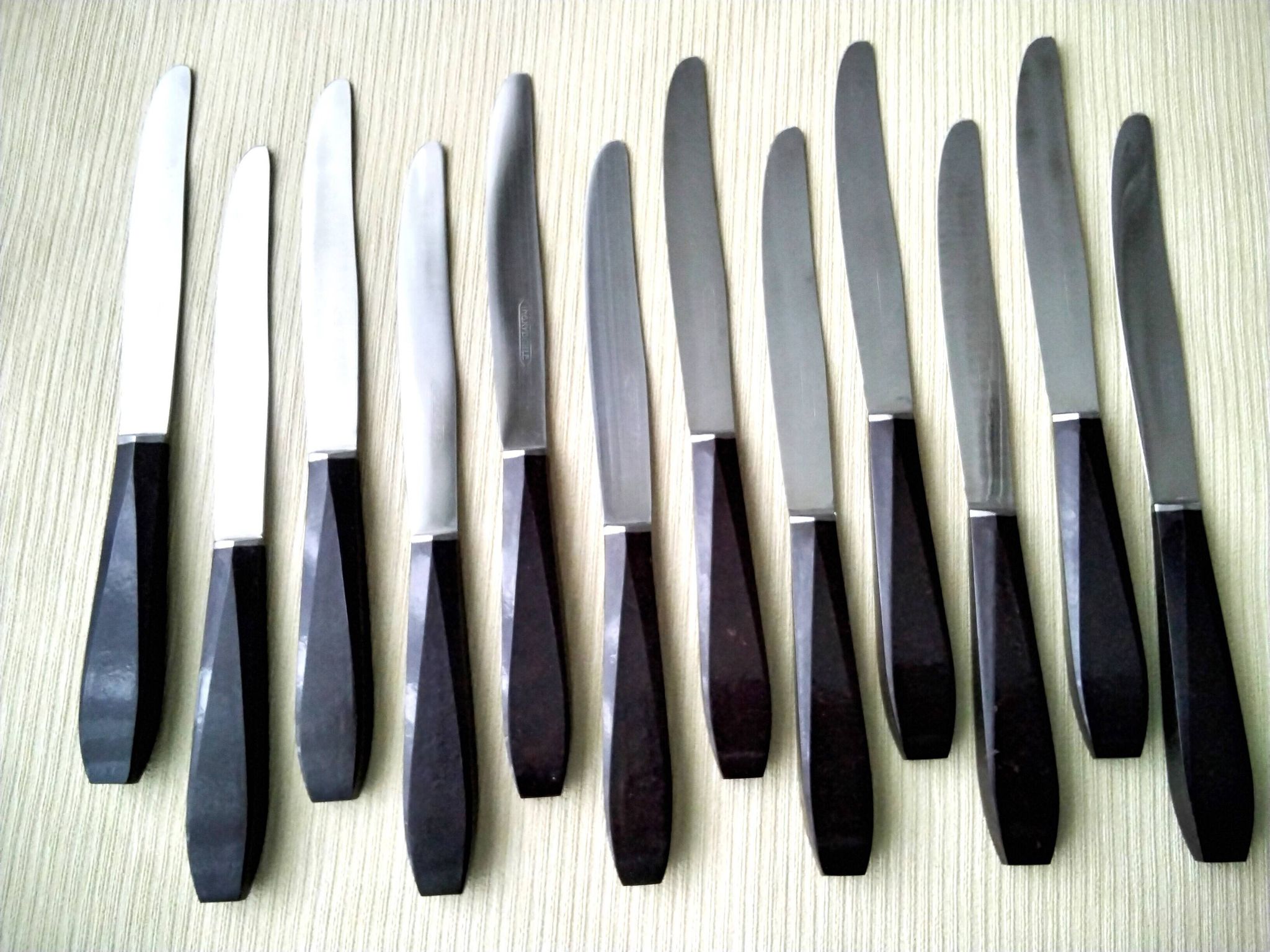 Box of 12 vintage table knives in stainless steel and brown bakelite