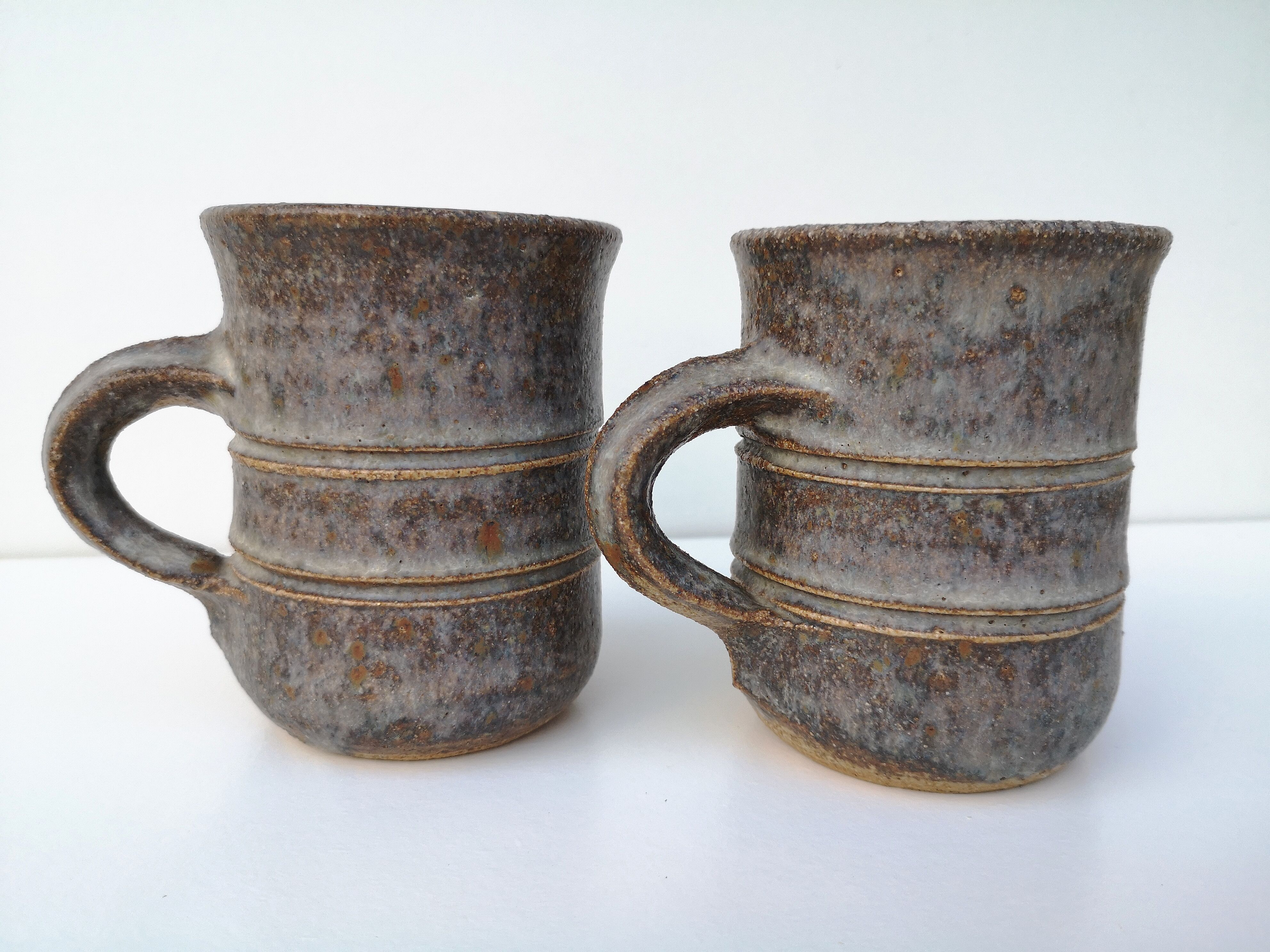 Duo vintage sandstone mugs