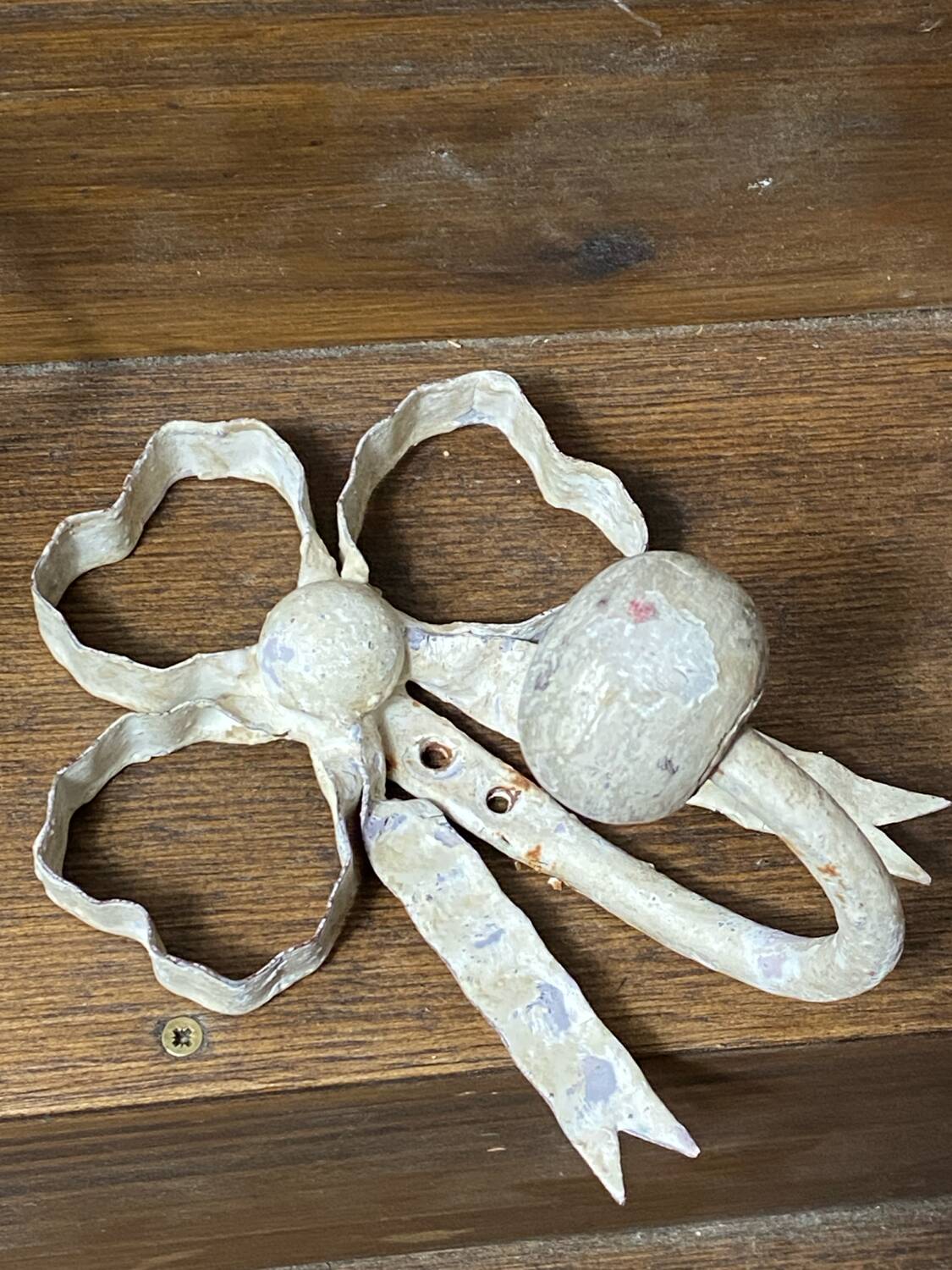 Metal and wood bow and ribbon hooks