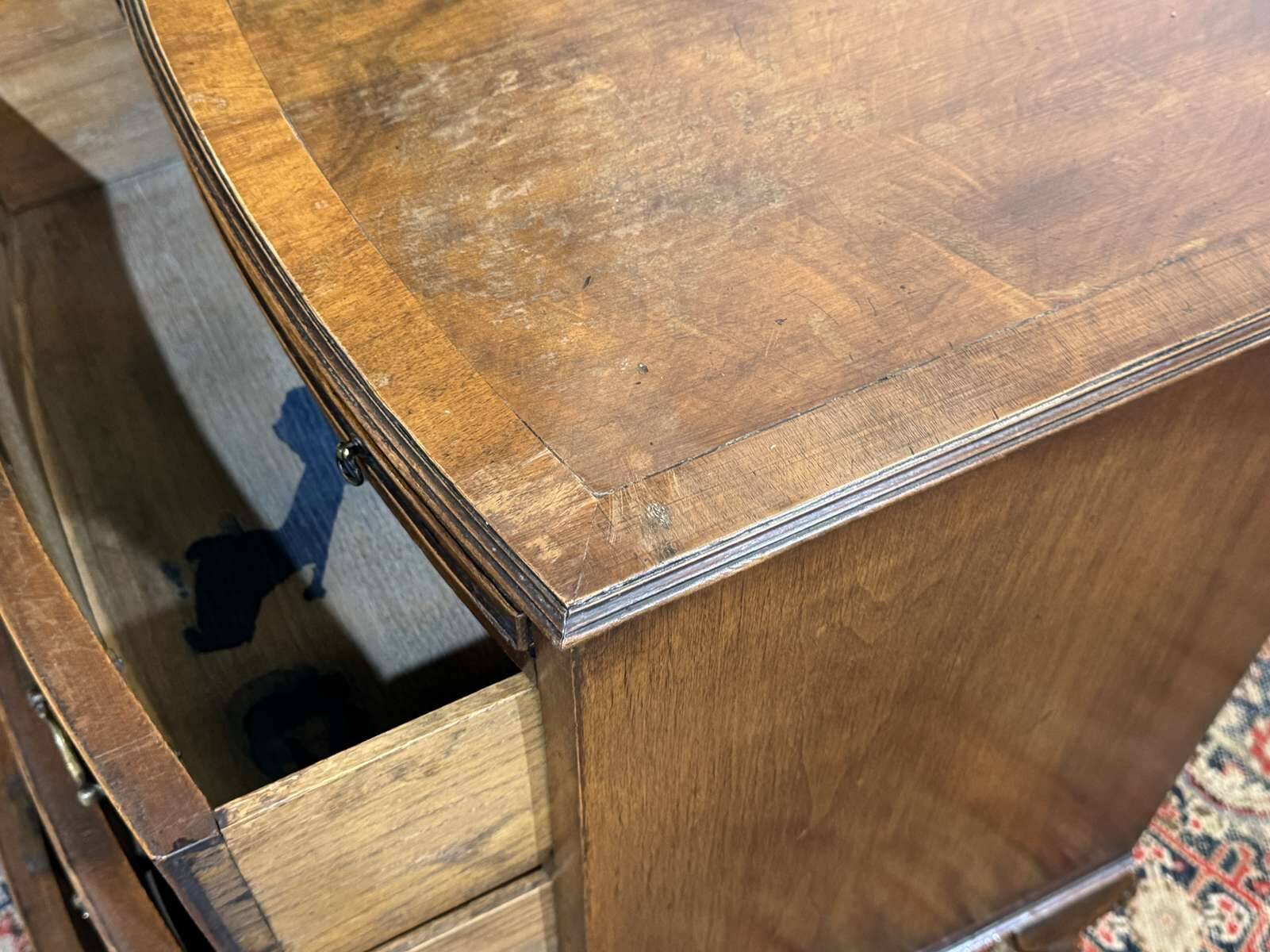 Commode anglaise en noyer des années 1950