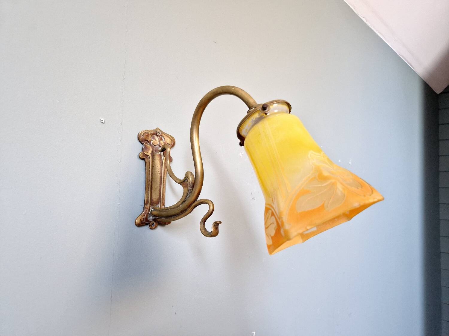 Art Nouveau wall light in bronze and satin glass, 1910s