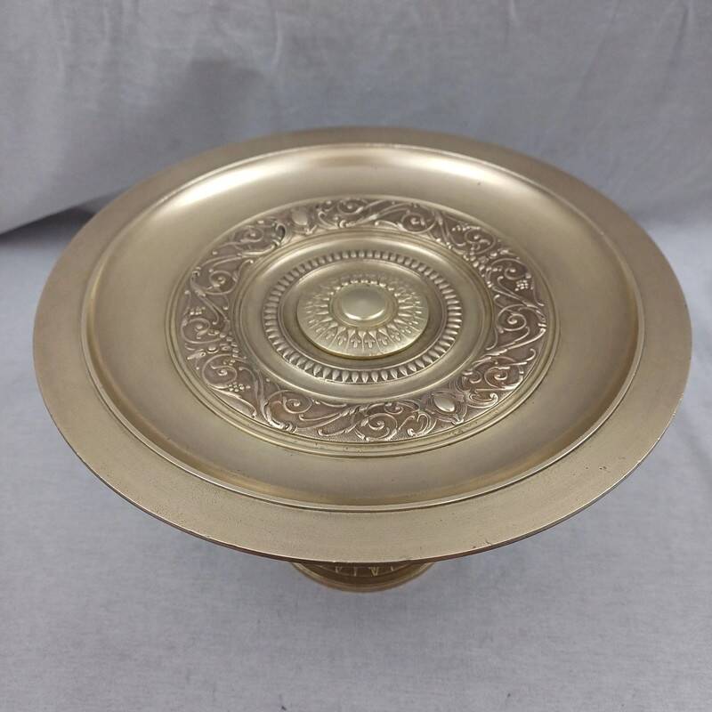 Antique centrepiece on a pedestal in bronze, in very good condition.