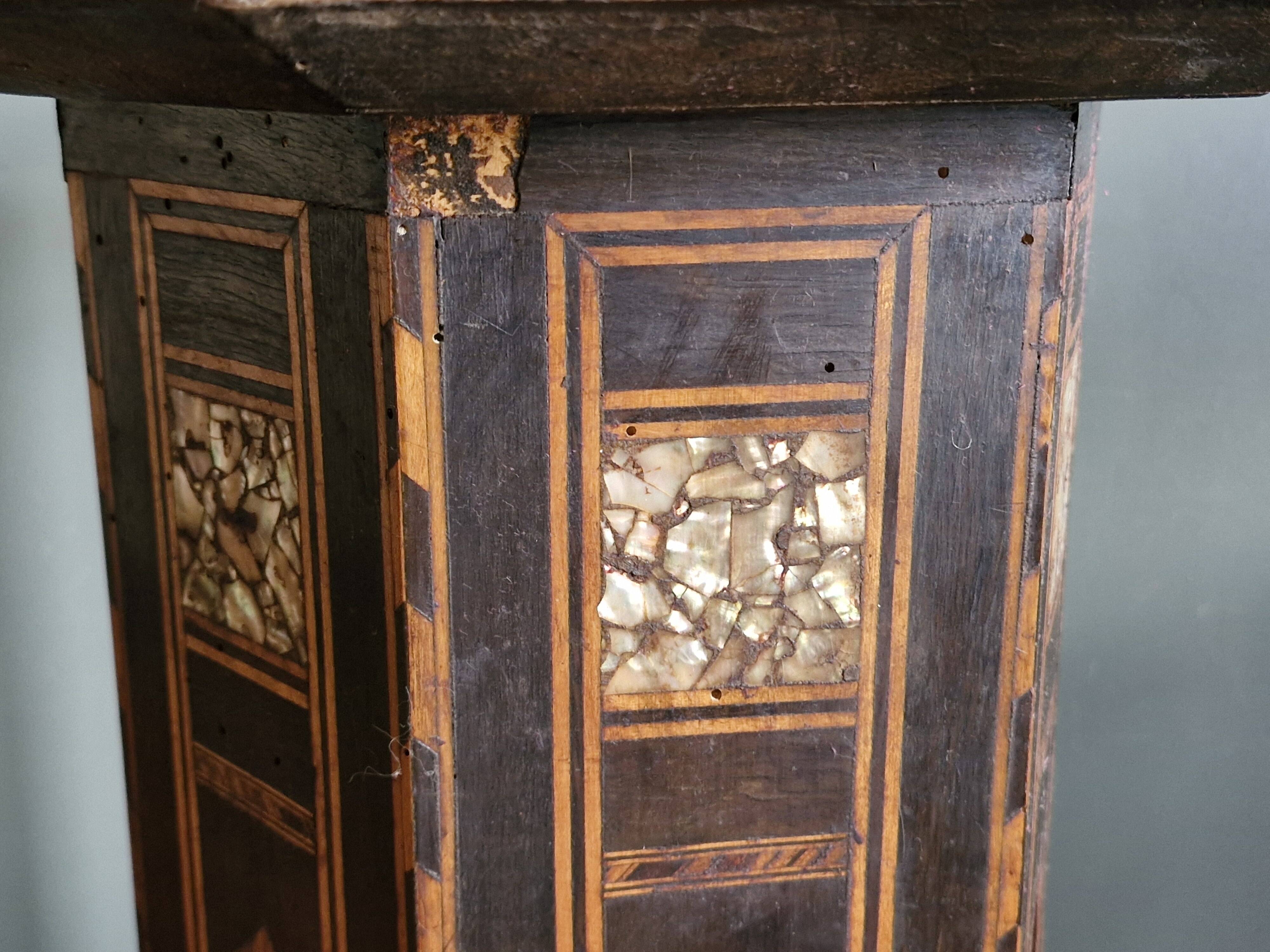 Antique octagonal table with mother-of-pearl inlays - Syria or Egypt
