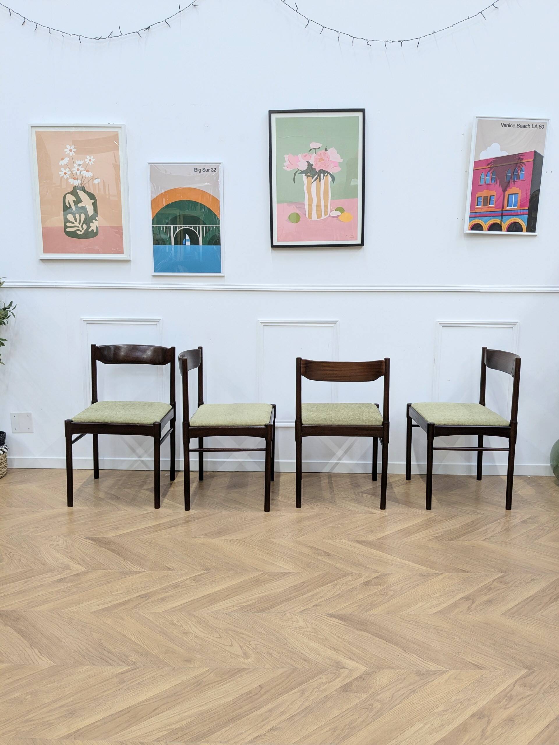 6 green Scandinavian chairs