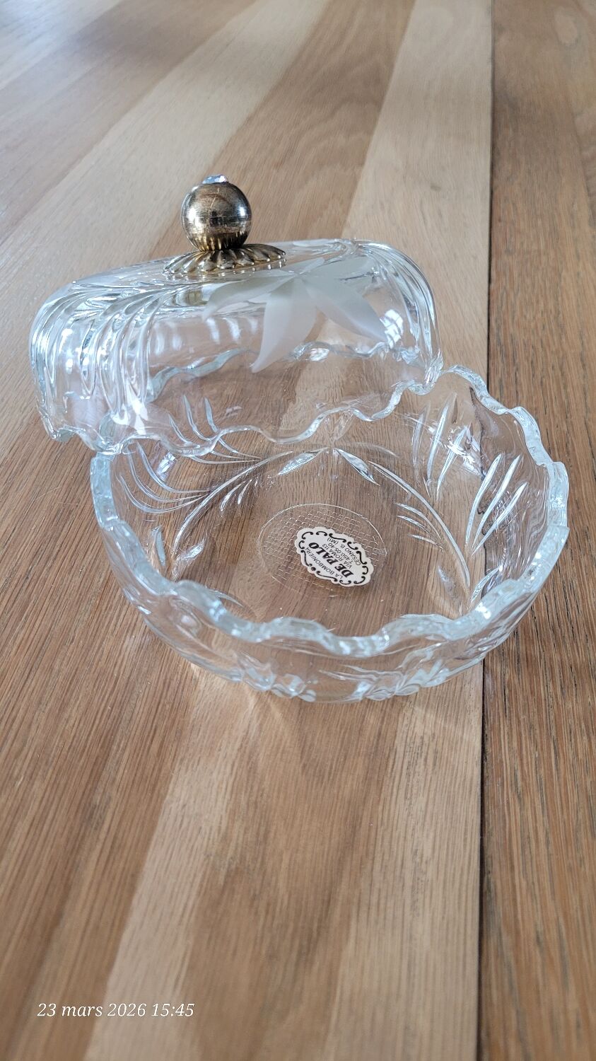 Transparent glass bonbonnière