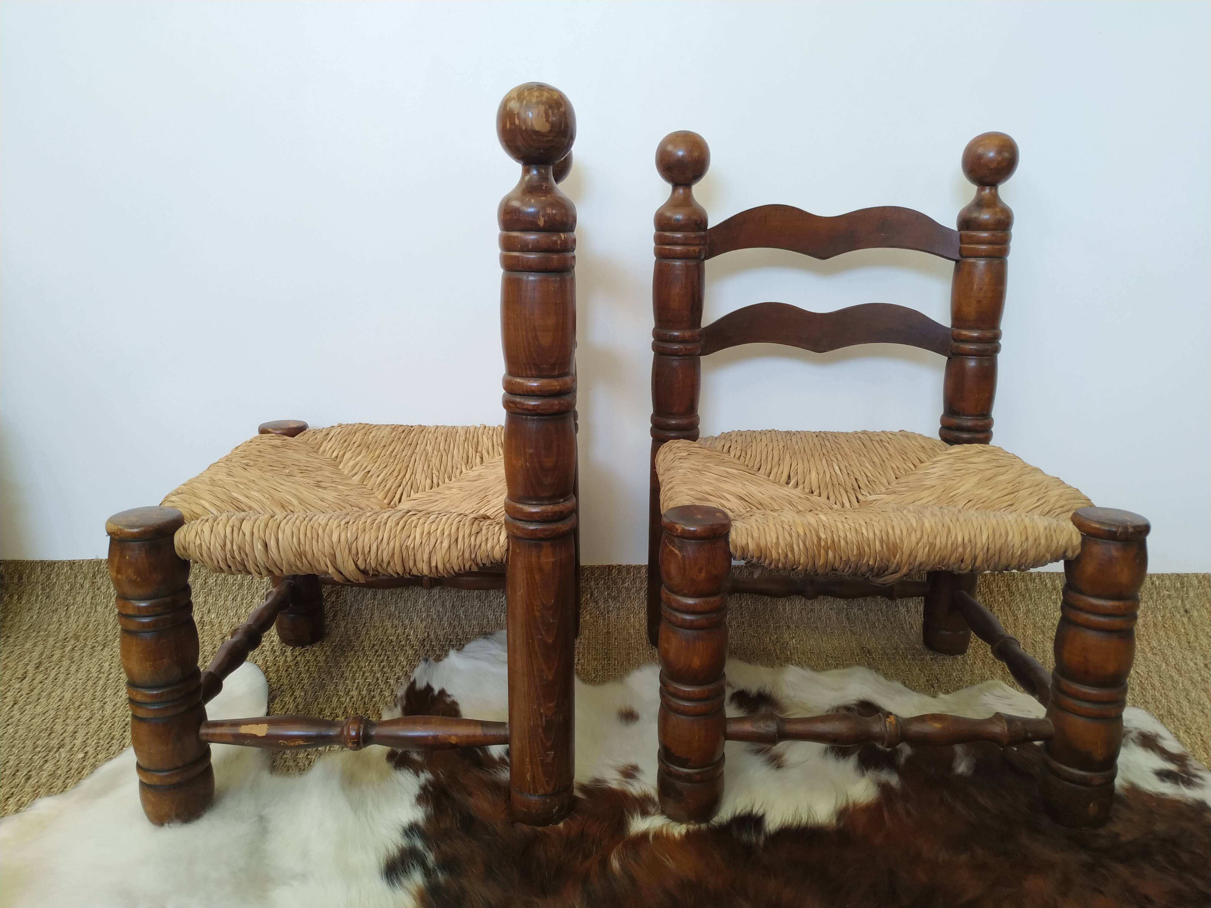 Pair of low-mulched chairs
