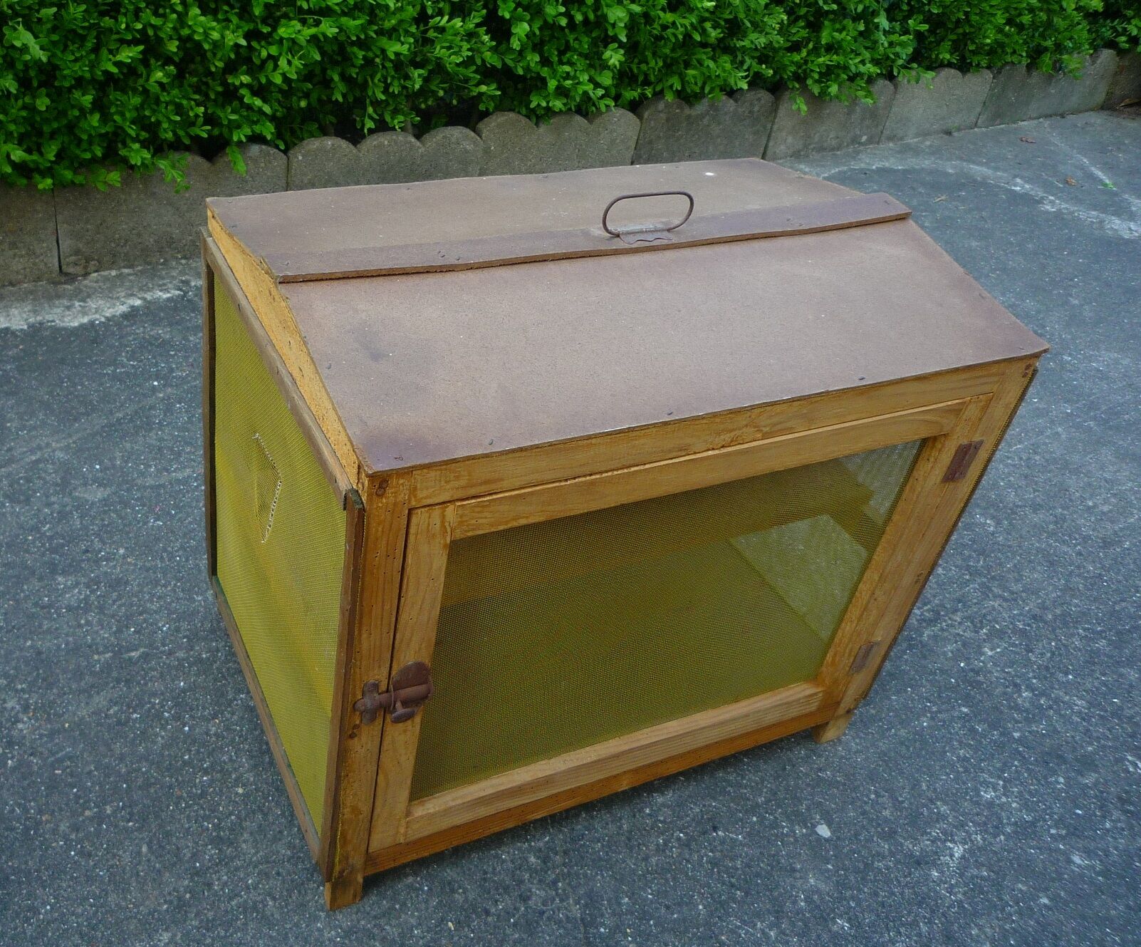 Former pantry made of wood