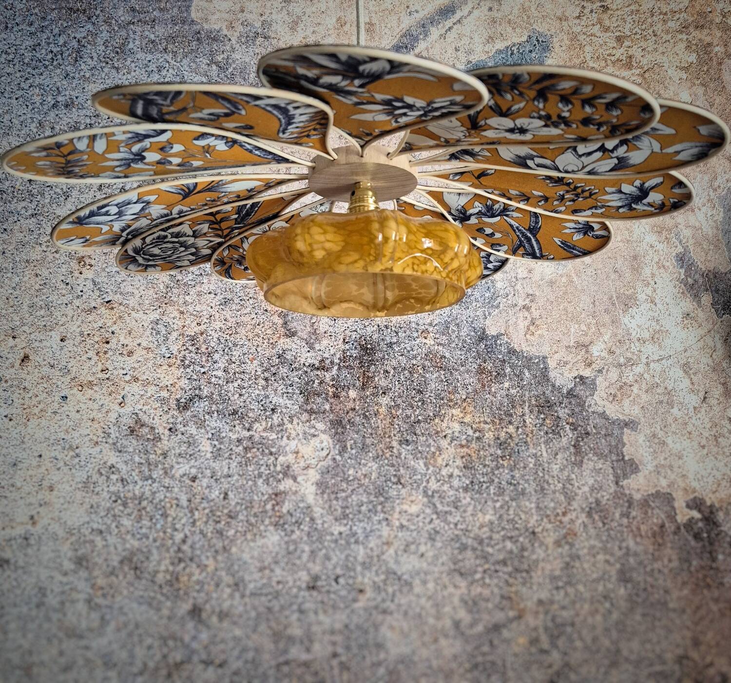 Pendant light, chandelier, rattan flower petals and vintage globe