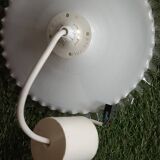 2 suspensions en opaline dentelées