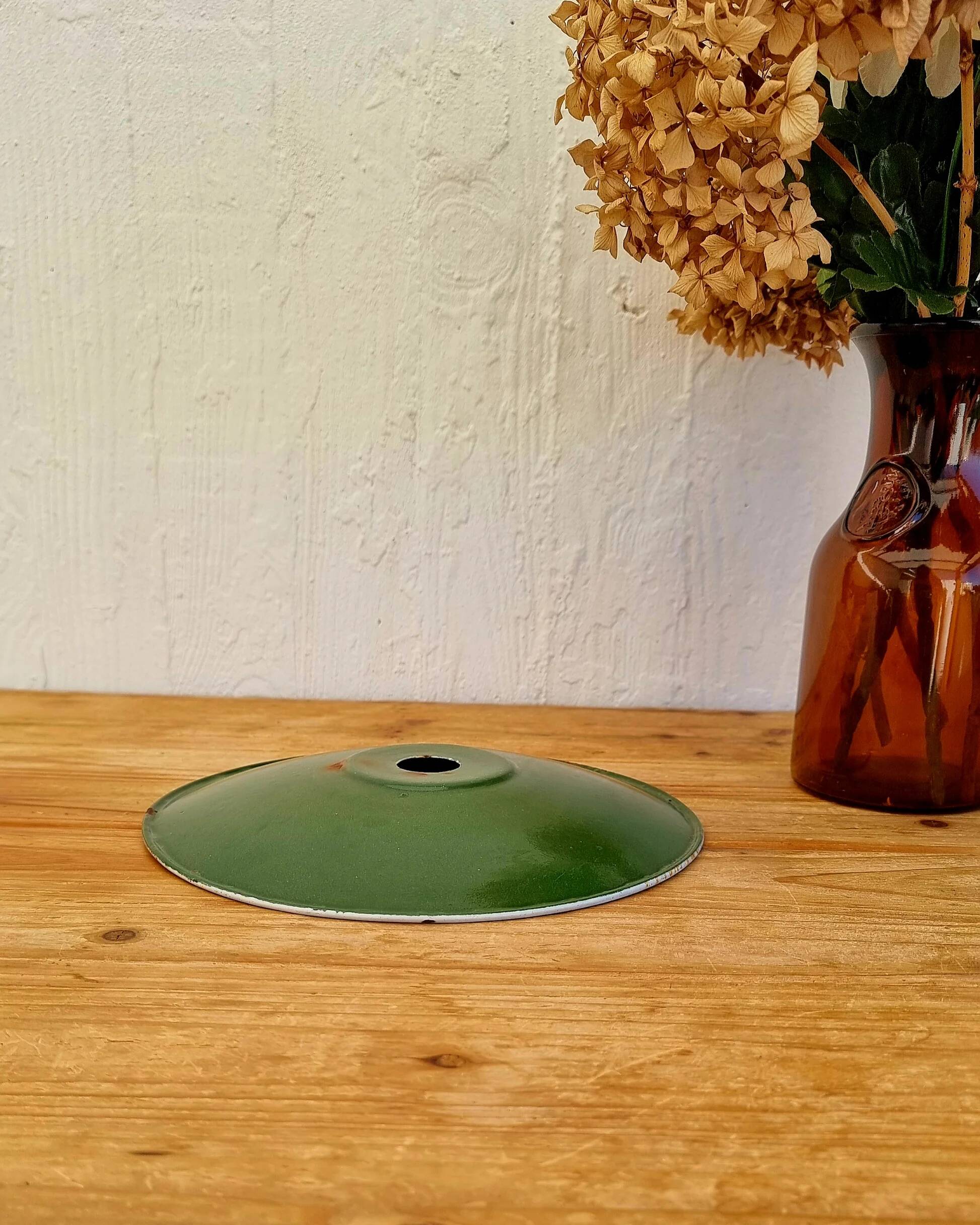 Suspension in enamelled sheet metal