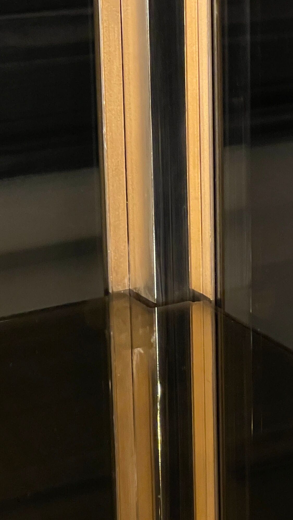 Hollywood Regency style bookcase shelf, gilded brass and black lacquered wood, 1970