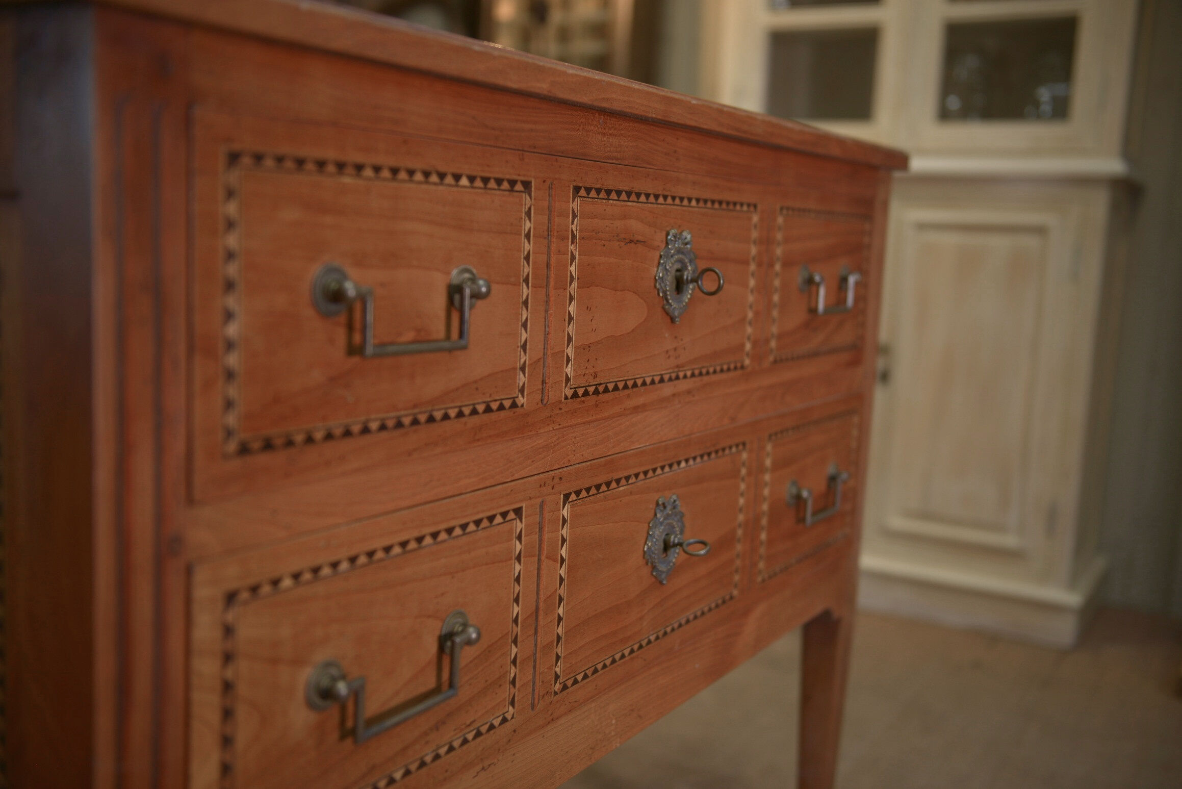Commode de style Louis XVl en merisier 2 tiroirs estampillée Lechevalier. P.