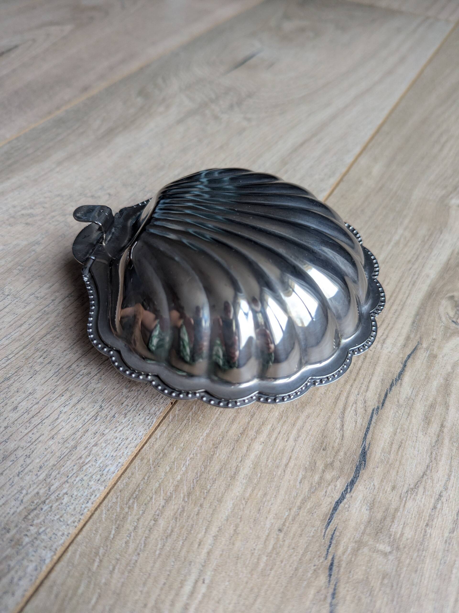 Shell ashtray - scallop shell