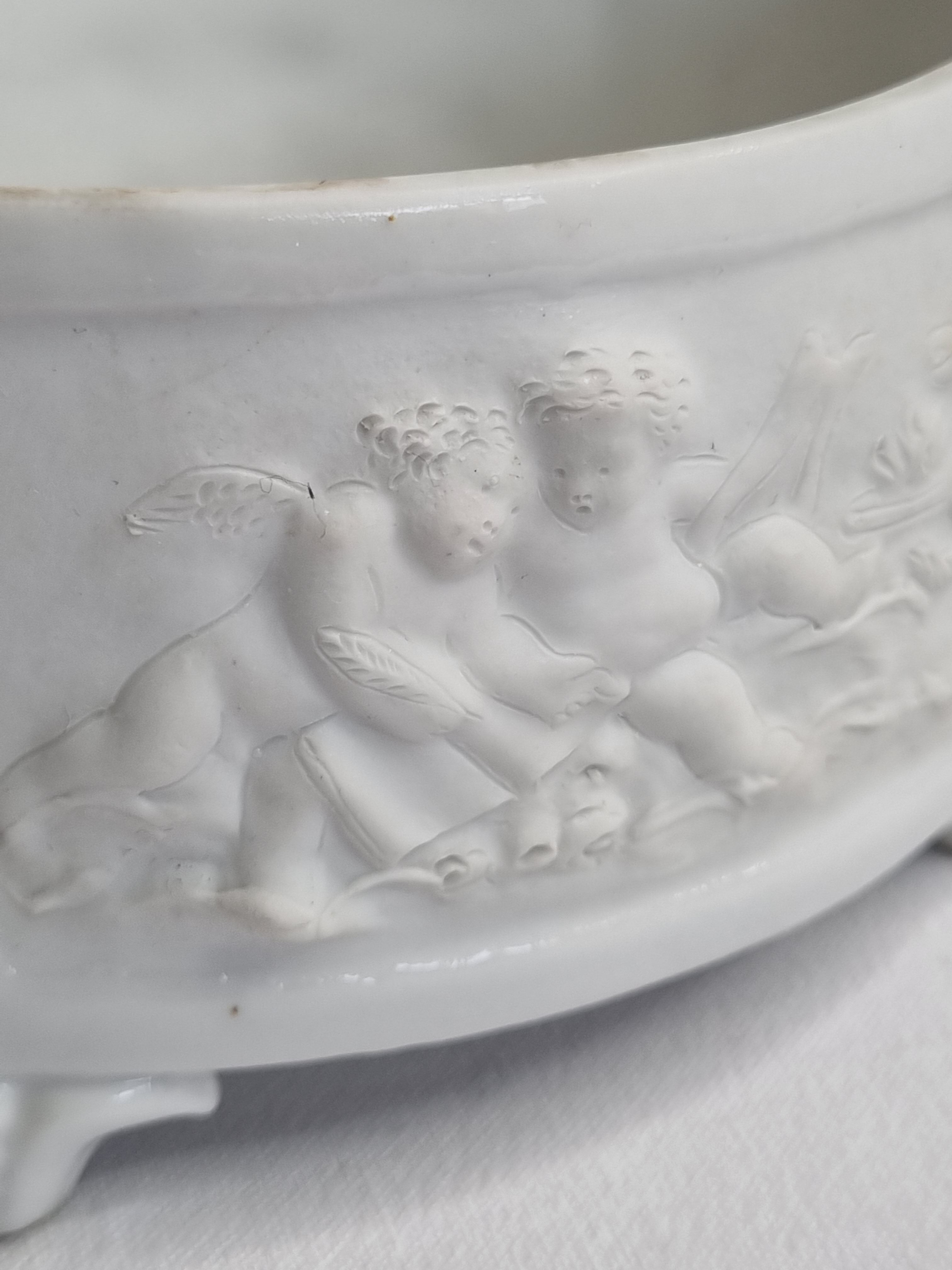 Deux boîtes en biscuit de porcelaine à décor d'angelots