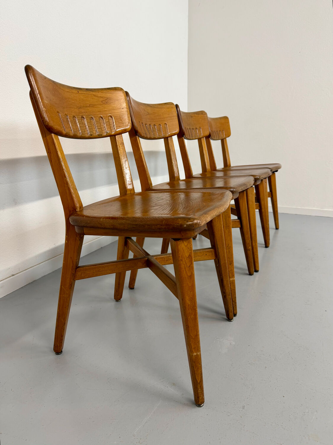 Set of 4 vintage solid oak chairs, 1960s design with sculpted backrest.
