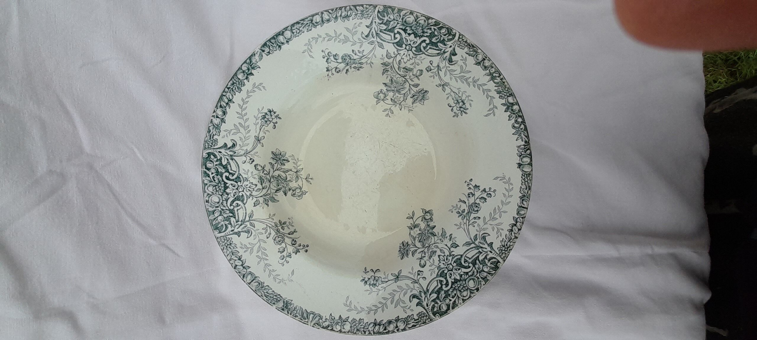 Lebacqz and Bouchart plate fruit model in earthenware of Saint Amand