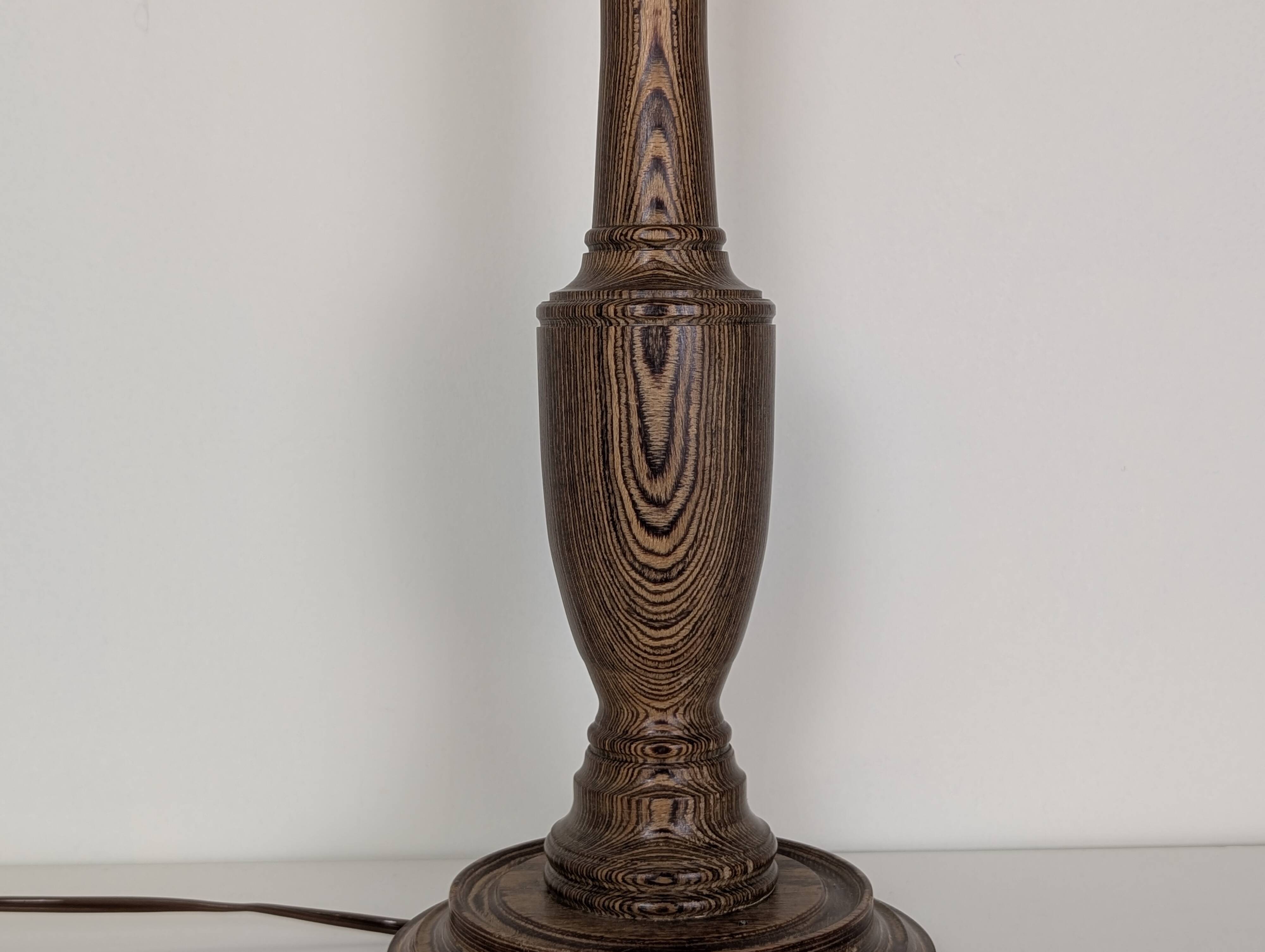 Lampe en bois tourné