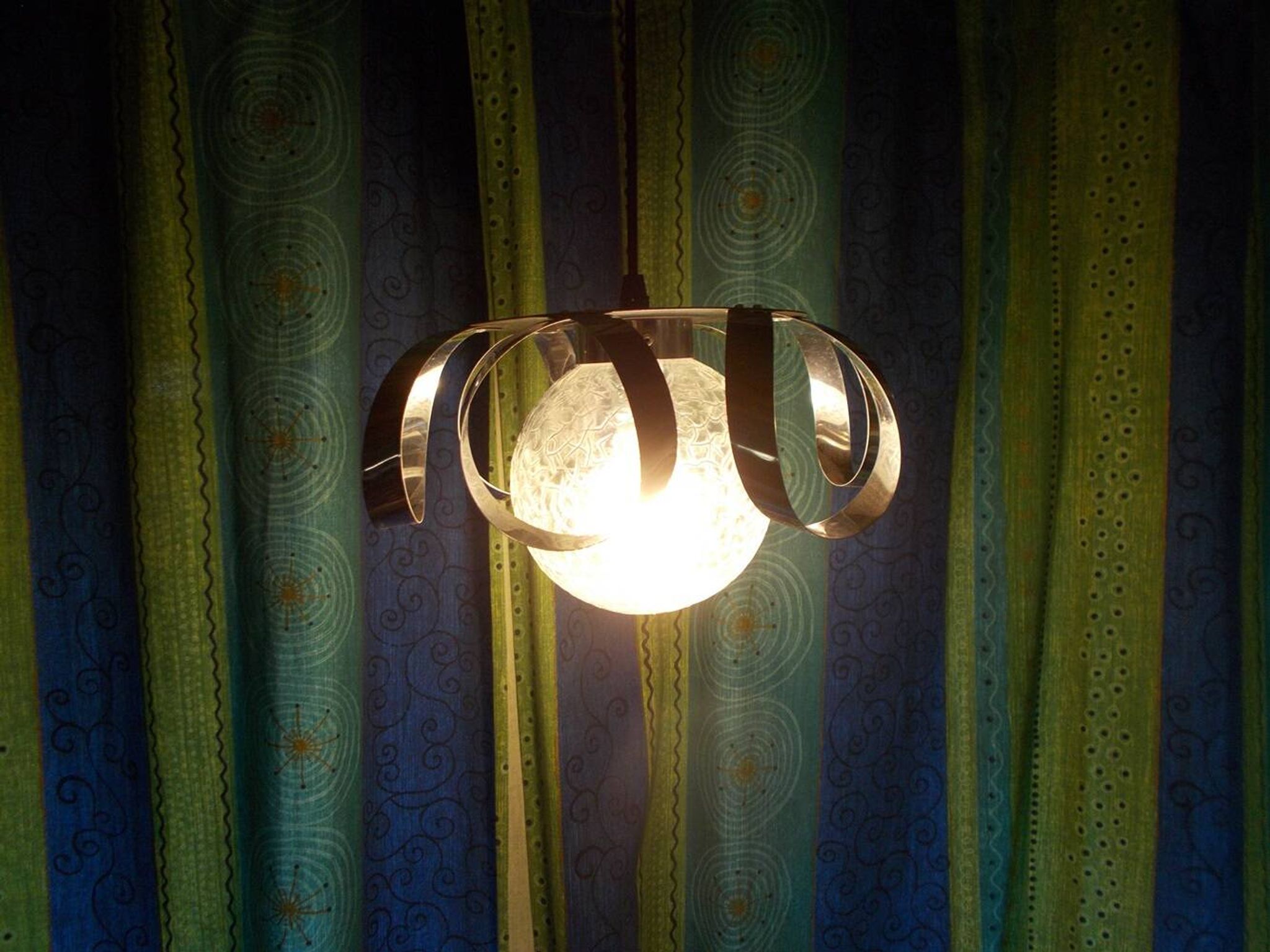 Suspension verre et métal chromé année 70