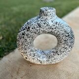Round varnished flower vase