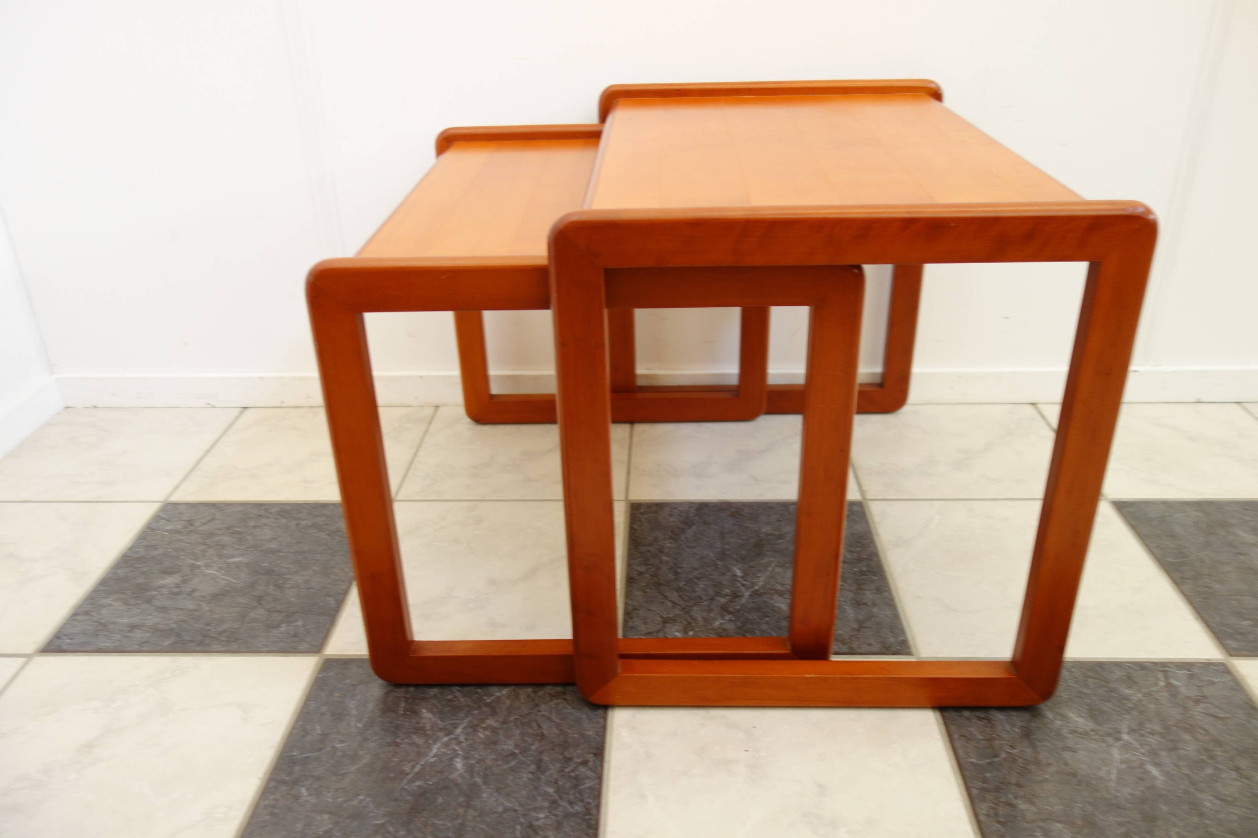 Ensemble de tables gigognes des années 1960