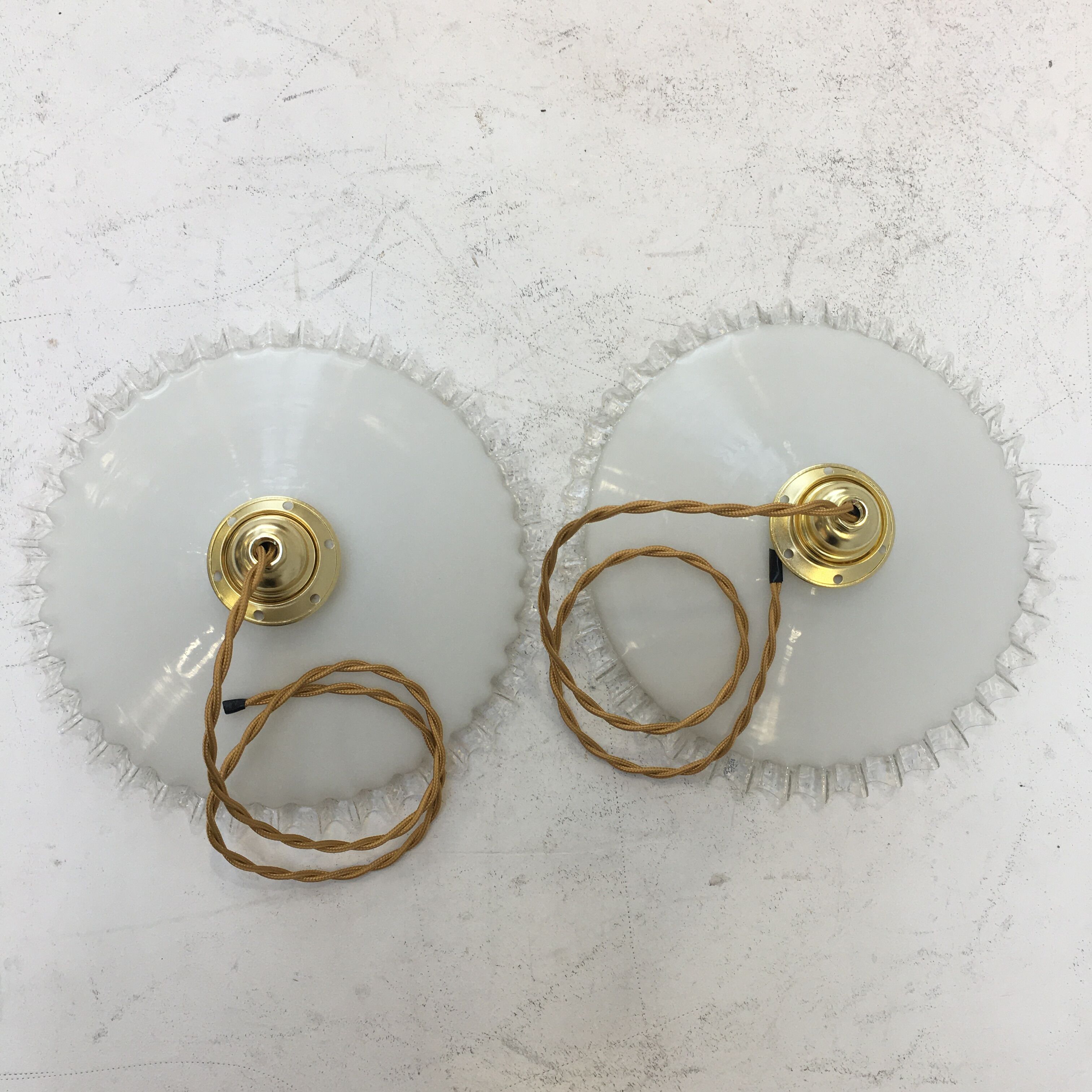 Paire de suspensions en opaline blanche à bords dentelés