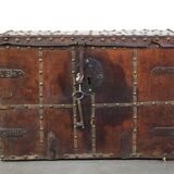 Coffre-fort ancien du XVIIe siècle recouvert de cuir avec la clé d'origine et une excellente patine