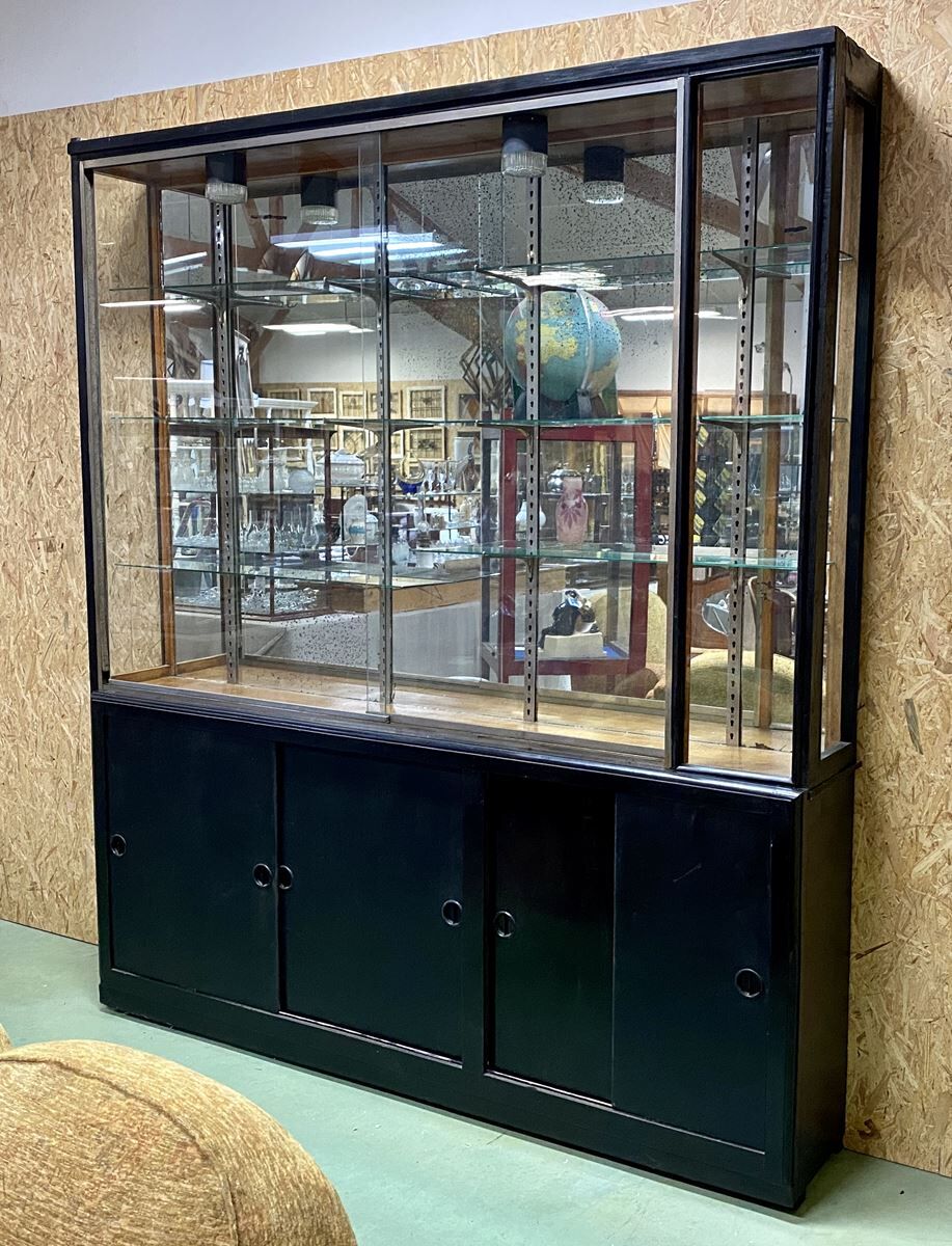 Store window with sliding doors in matte black patinated oak - 30s