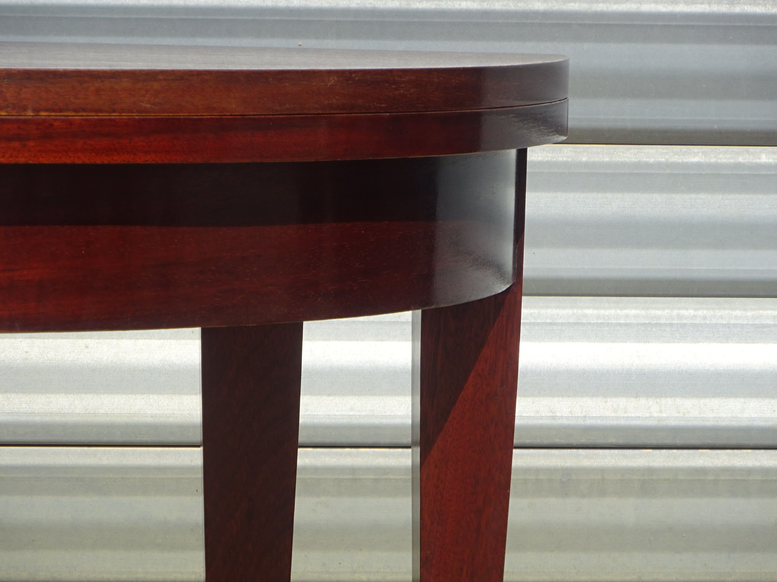 Half-moon console table, extendable in Empire style.