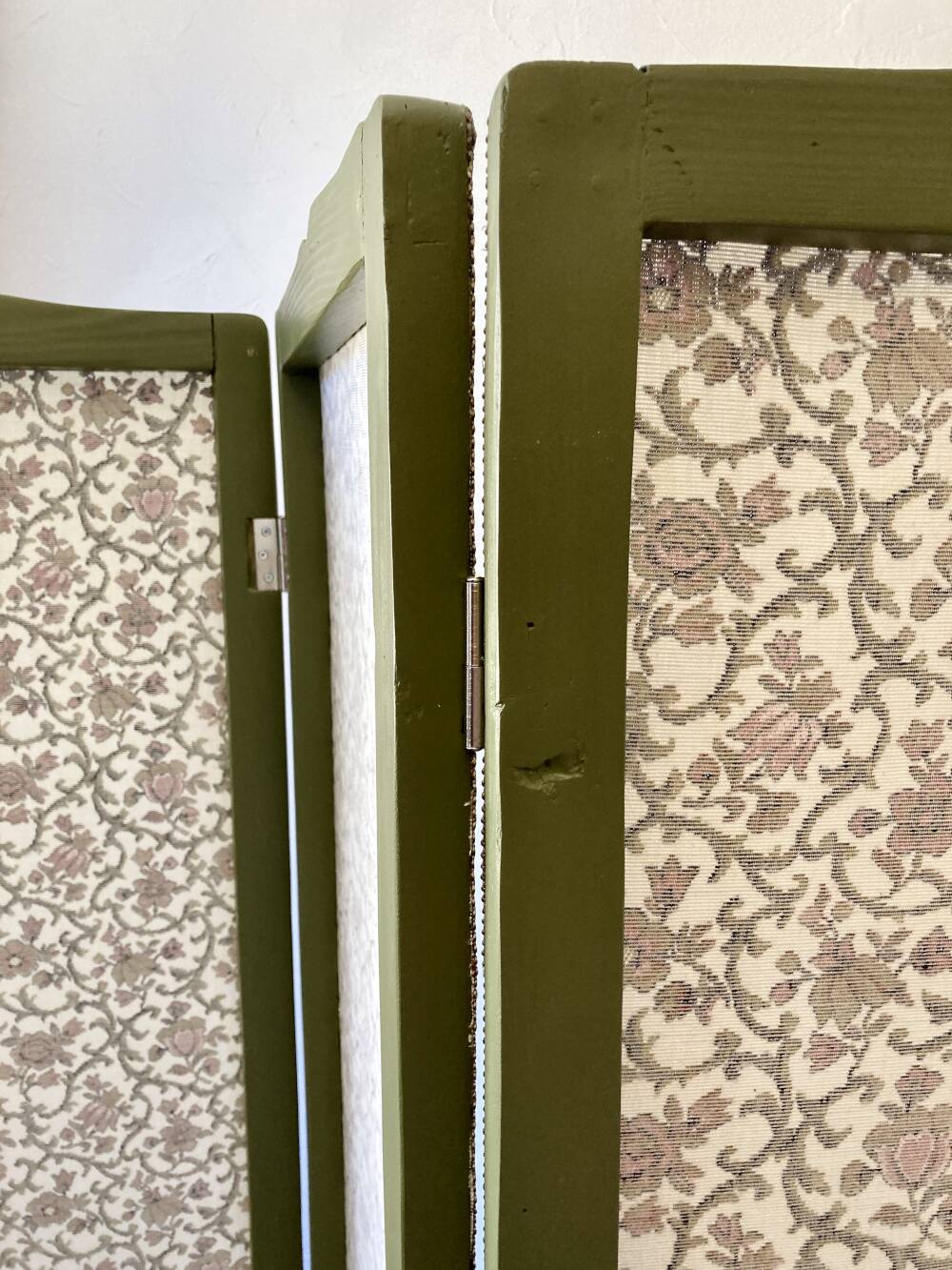 Antique 4-panel screen in pine, restored, "Grand Teint furniture" fabric.