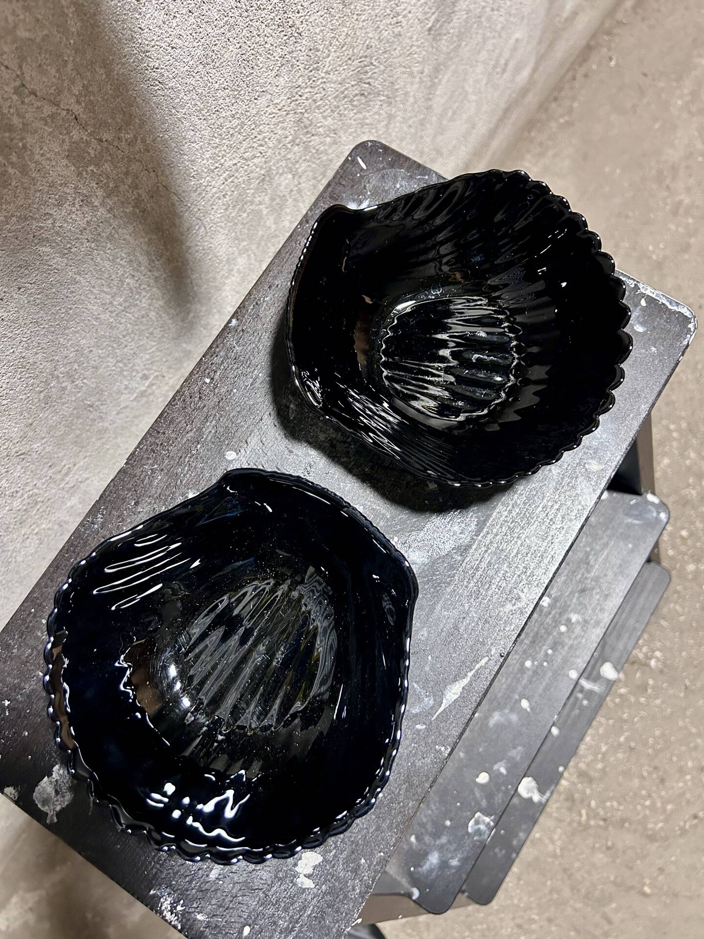 2 black shell cups