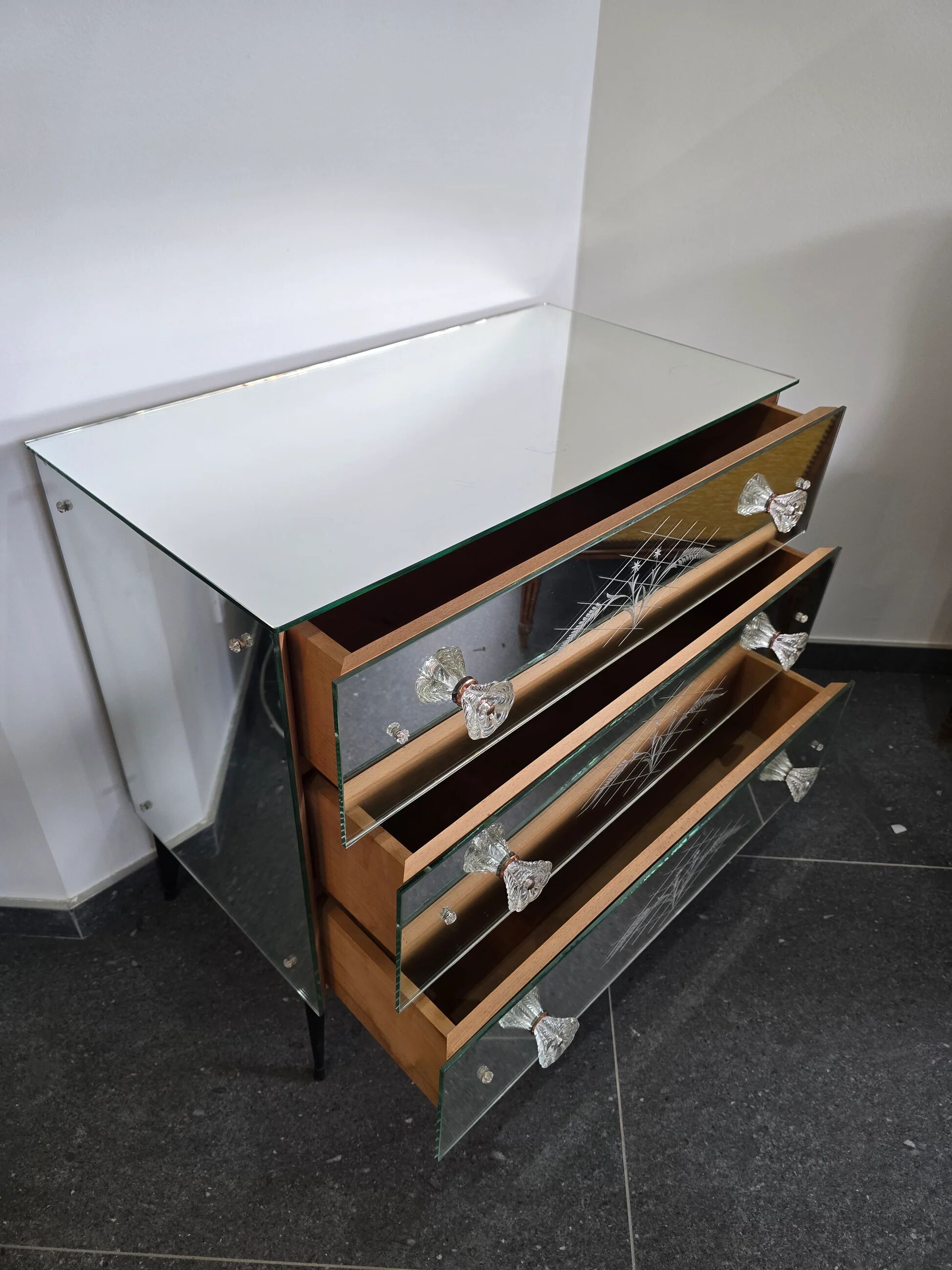 Venetian mirrored commode with 3 drawers
