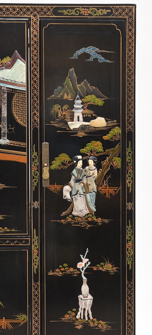 Black lay cabinet with Chinese décor