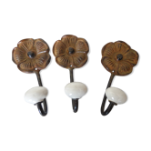 Ensemble de 3 pateres fleurs en fer et porcelaine vintage