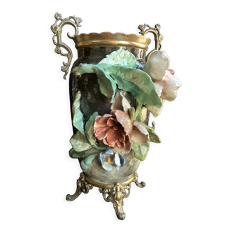 Quadripod ceramic vase with relief slip decoration and gilded bronze signed - Art Nouveau