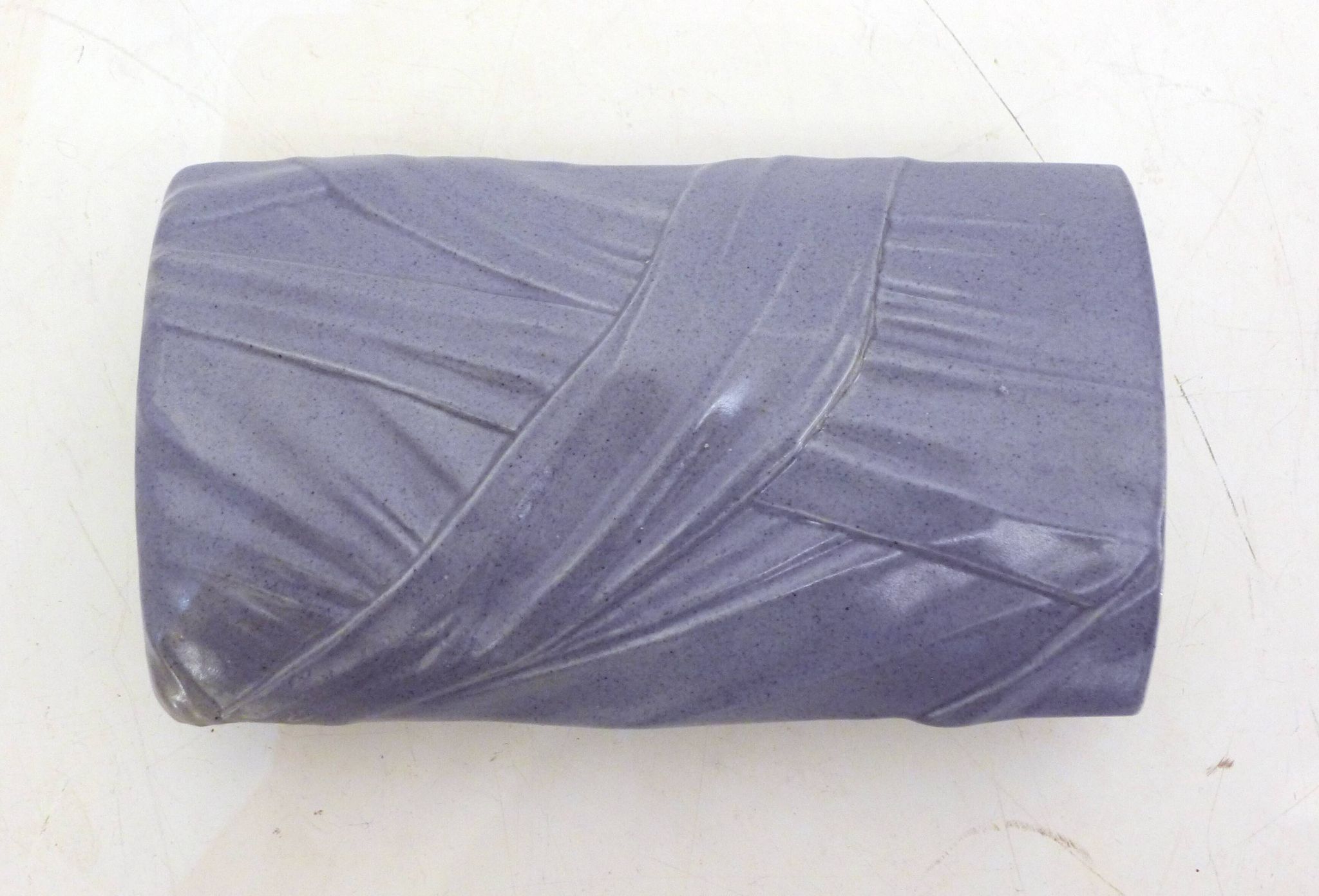 Vase mauve, rubans drapés en relief