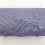 Vase mauve, rubans drapés en relief