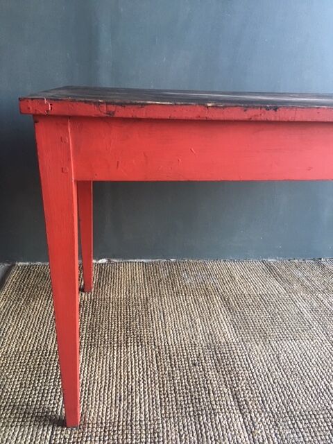 Table red