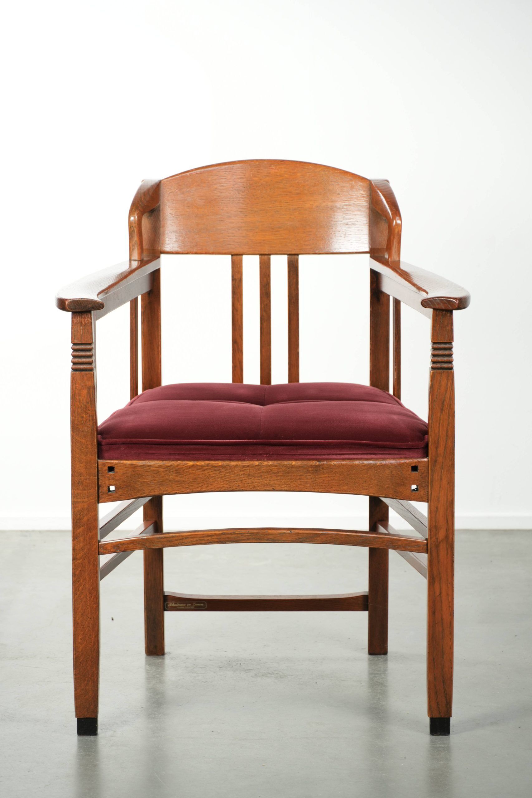 Chaise de salle à manger design Art Nouveau / Jugendstil avec revêtement en tissu rouge.