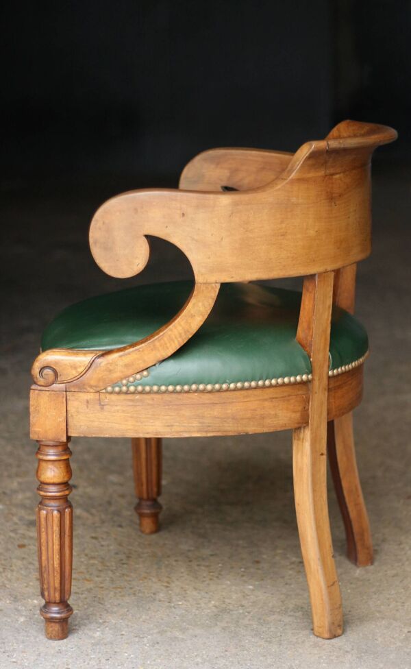 fauteuil Restauration des collections nationales. Estampillé.