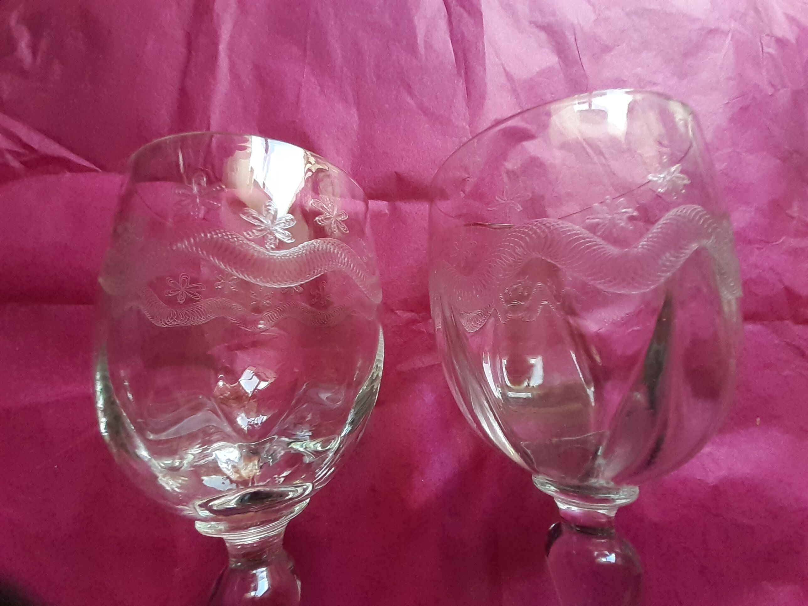 2 Glasses on foot old frieze garland and flowers decoration emma