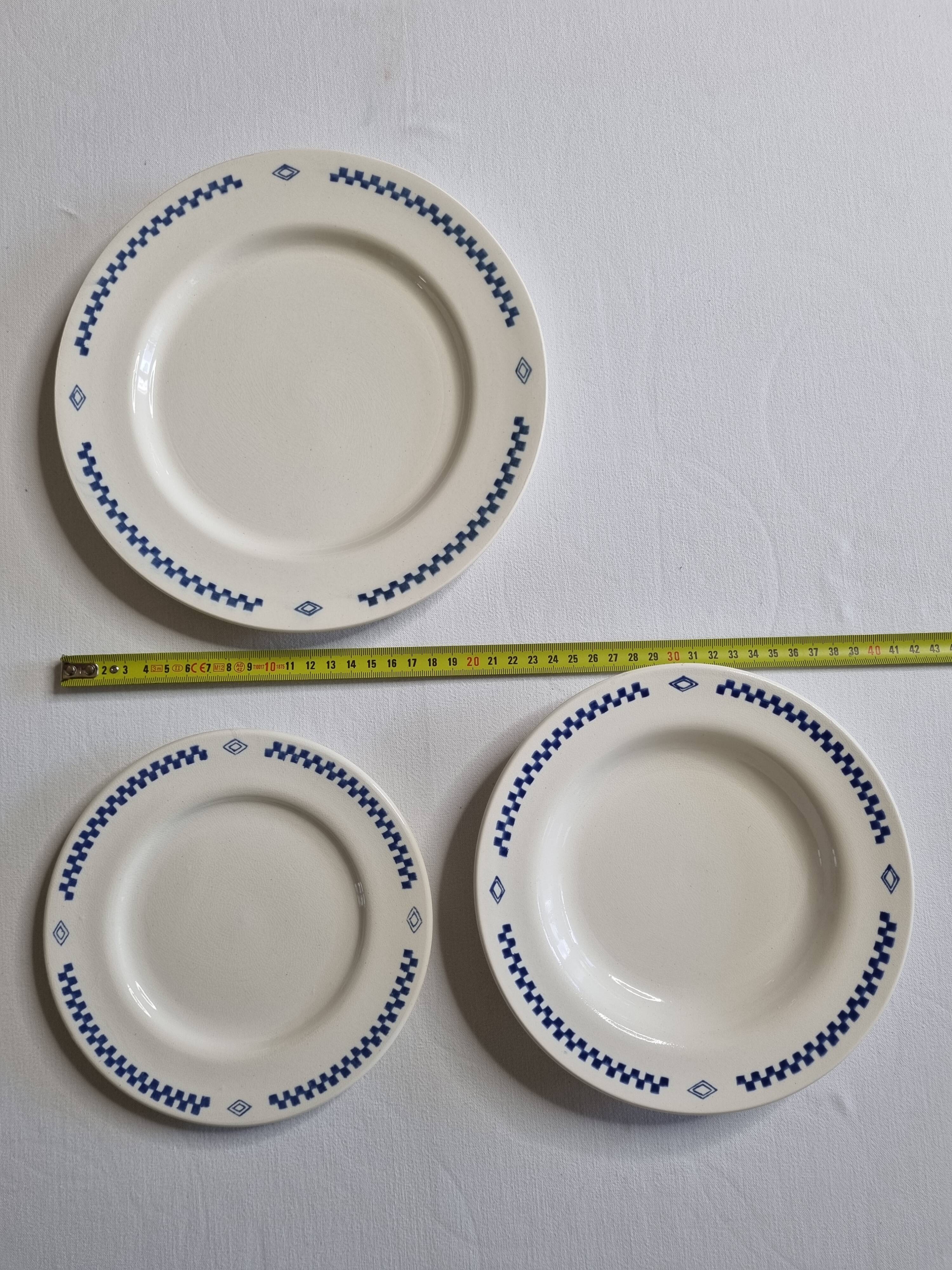 Service of 18 vintage dessert, hollow and flat plates with checkerboard pattern, 1950s