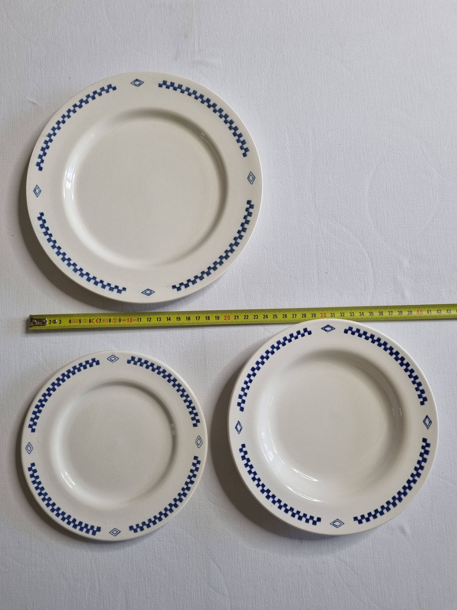 Service of 18 vintage dessert, hollow and flat plates with checkerboard pattern, 1950s